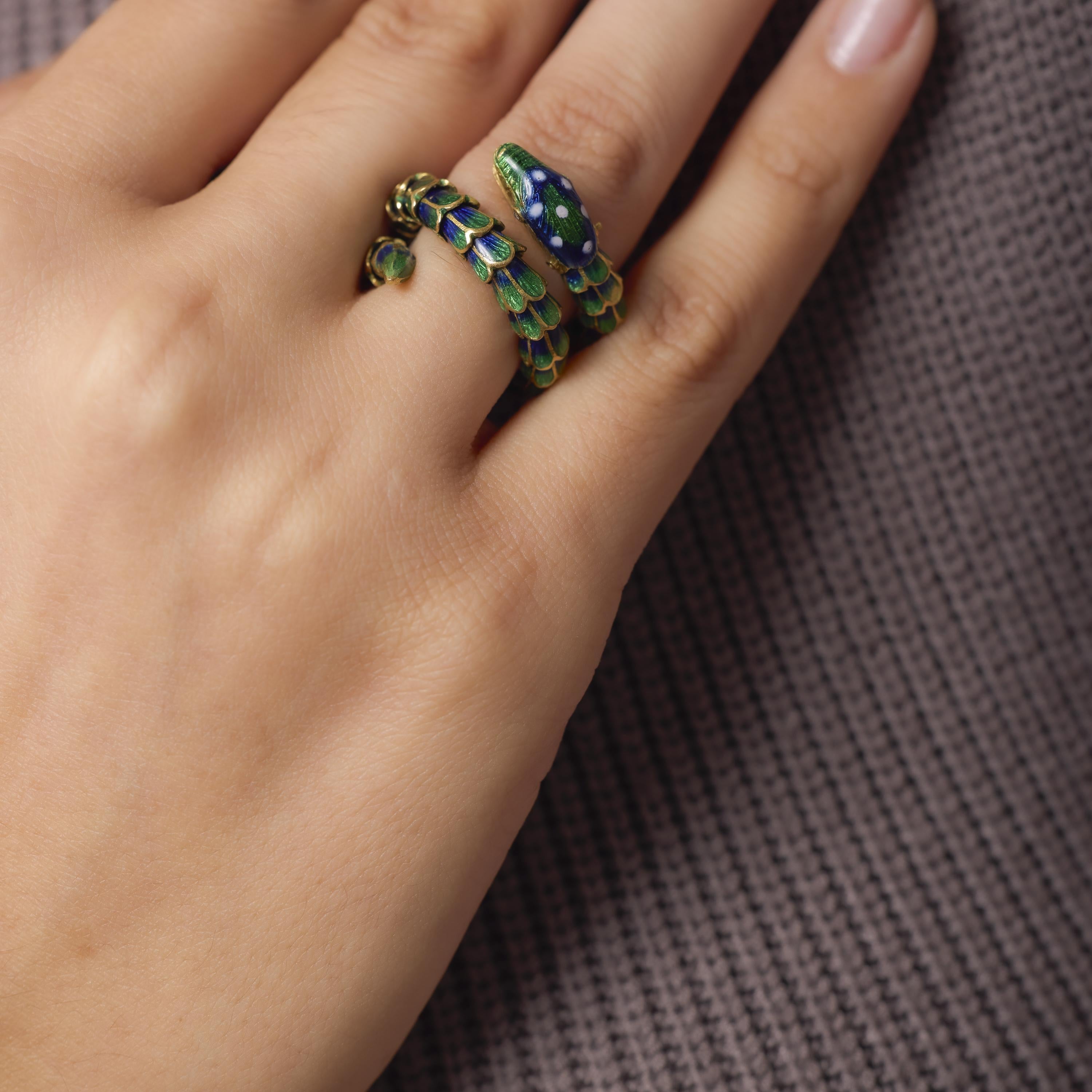 Single Cut Mid Century Italian diamond 18k yellow gold and enamel snake ring For Sale