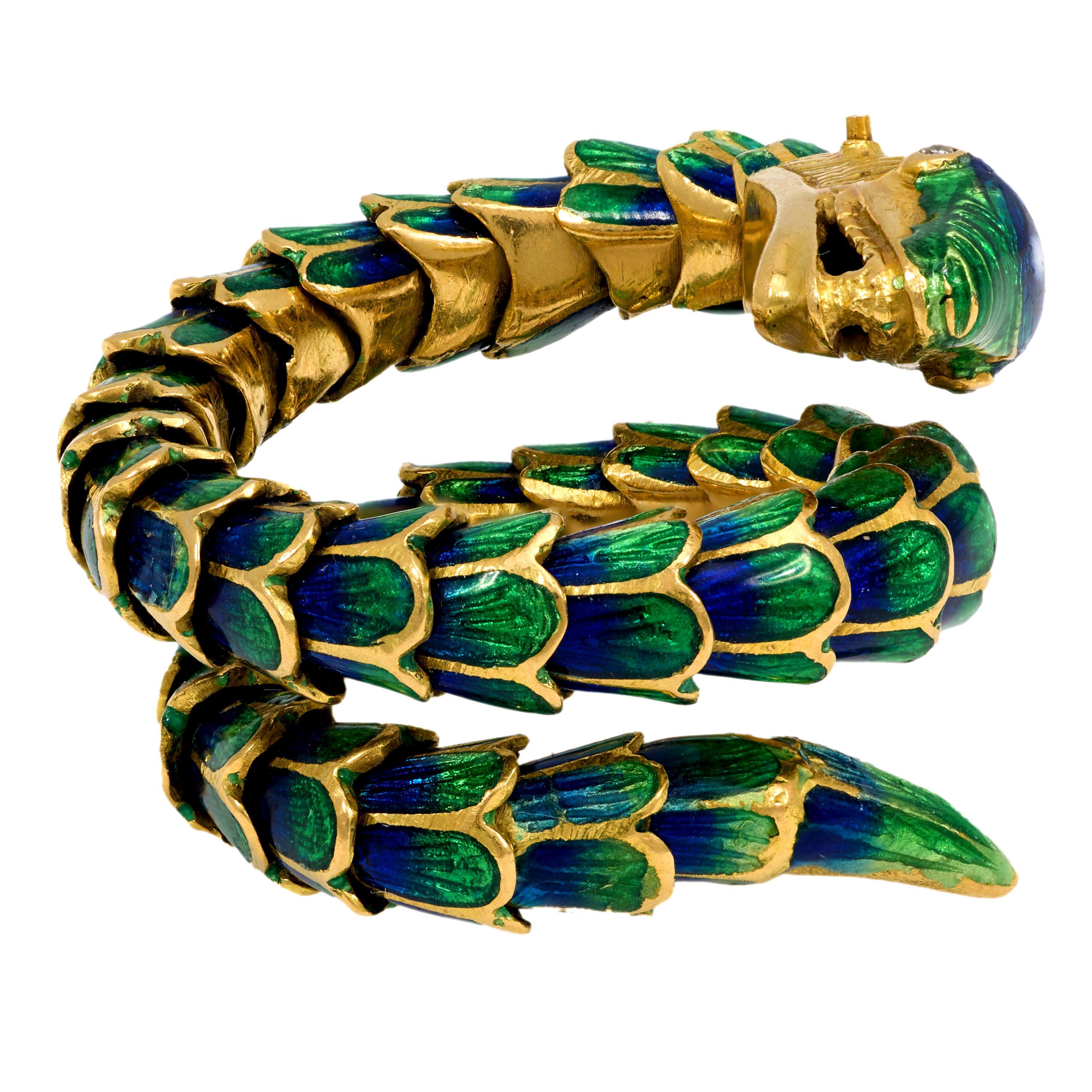 Mid Century Italian diamond 18k yellow gold and enamel snake ring In Good Condition For Sale In Beverly Hills, CA