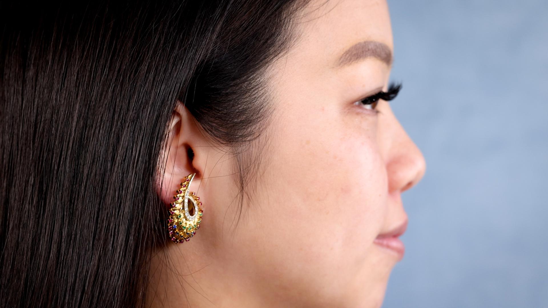 Une paire de boucles d'oreilles italiennes du milieu du siècle en or jaune 18k avec diamants et pierres précieuses. Il comprend 39 rubis ronds d'un poids total d'environ 1,00 carat, 20 saphirs ronds d'un poids total d'environ 0,45 carat et 14