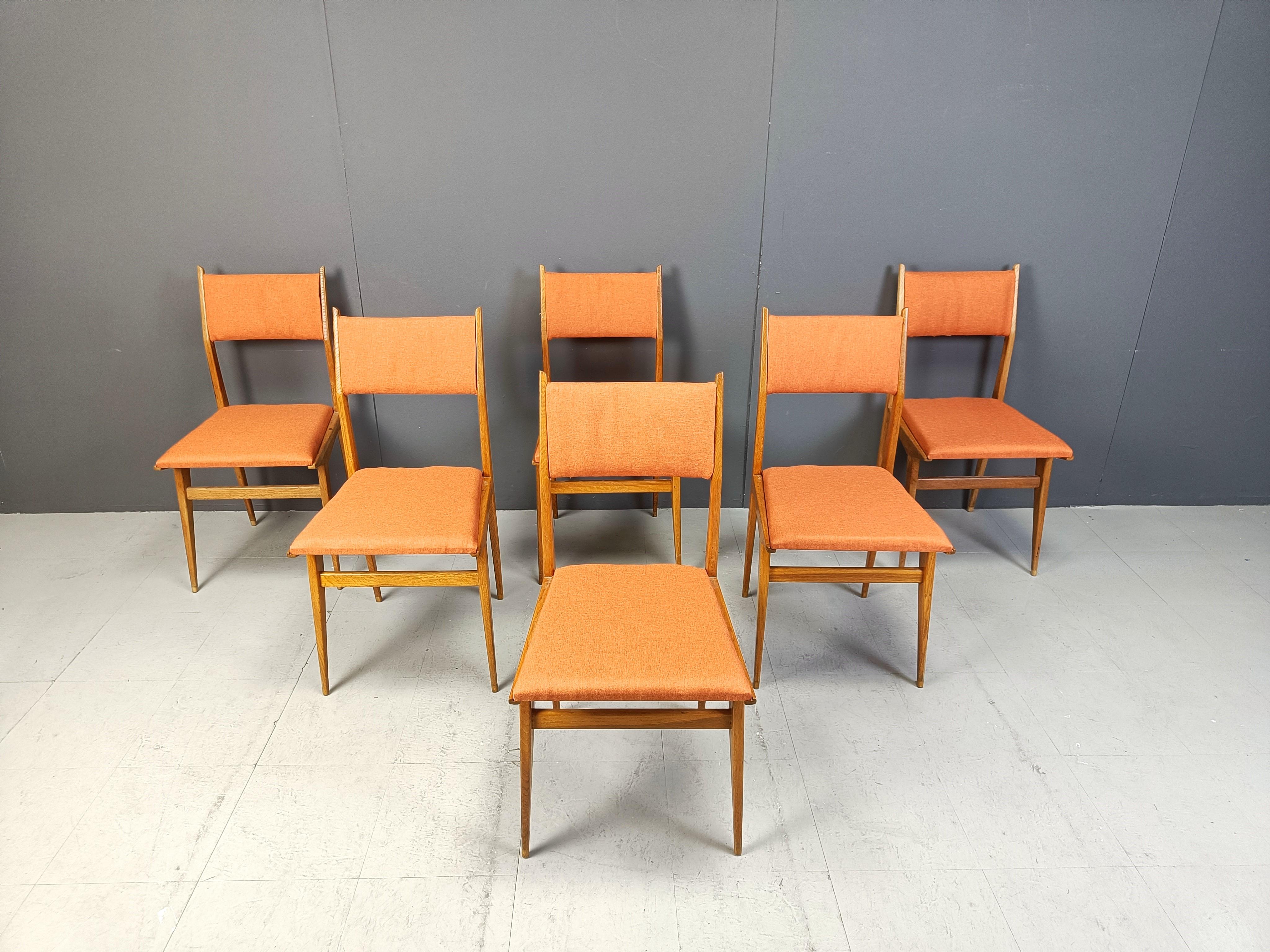 Set of 6 mid century italian dining chairs with wooden frames and  new salmon coloured fabric upholstery.

Elegant mid century italian design.

1950s - Italy

Height: 88cm
Width: 43cm
Depth: 44cm
Seat height: 46cm

Ref.: 741741

*price is for the