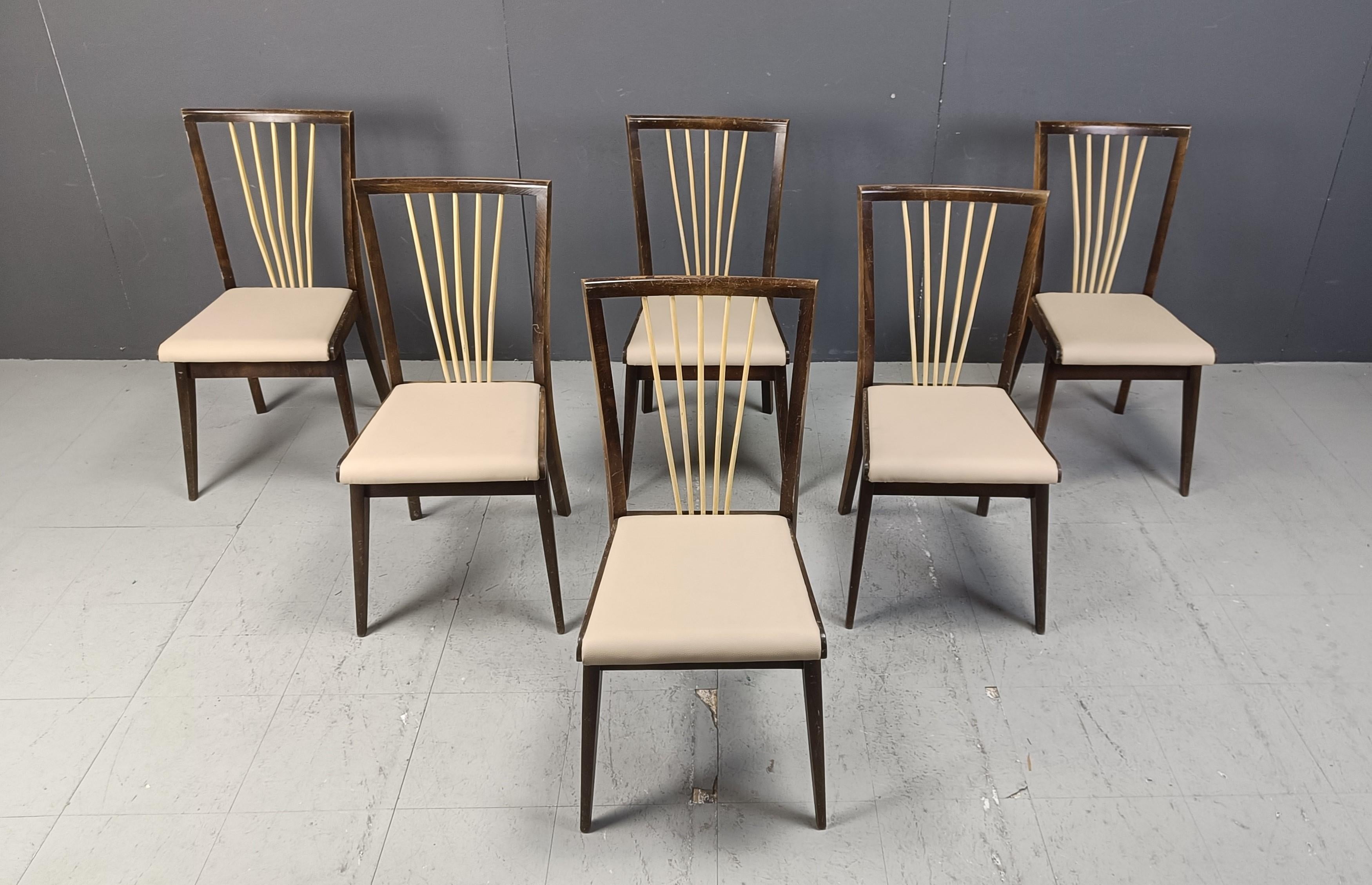 Vintage mid century wooden dining chairs with newly upholstered beige leatherette upholstery.

Elegant mid century design.

1950s - Italy

Good condition

Dimensions:
Height: 90cm
Width: 43cm
Depth: 43cm
Seat height: 45cm

Ref.: 25022601

*Price is