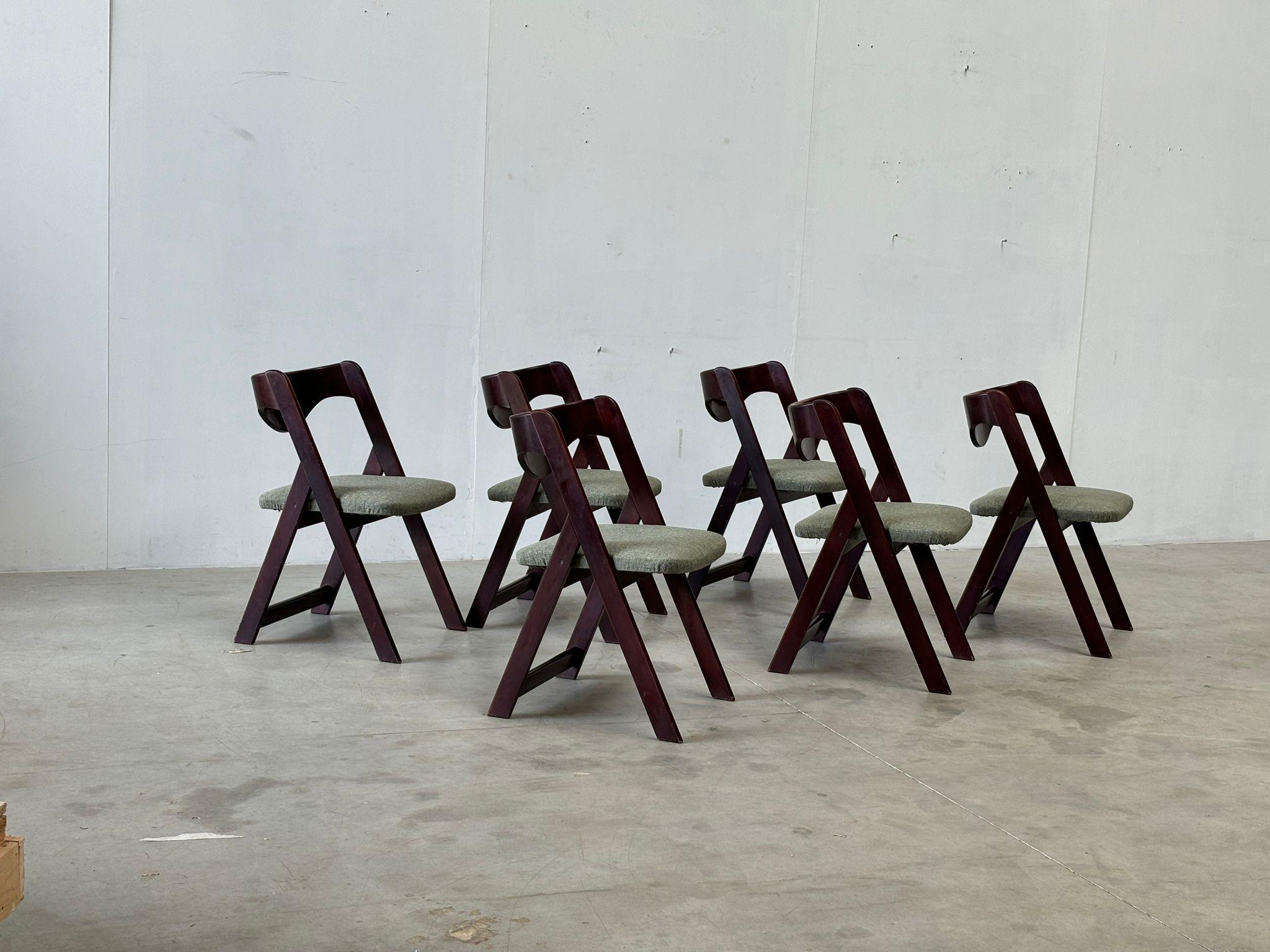 Mid century wooden dining chairs consisting of curvy wooden frames with olive green fabric seats.

Beautiful timeless italian design.

Good condition with nicely aged frames and newly upholstered seats.

1970s - Italy

Dimensions:

Height: