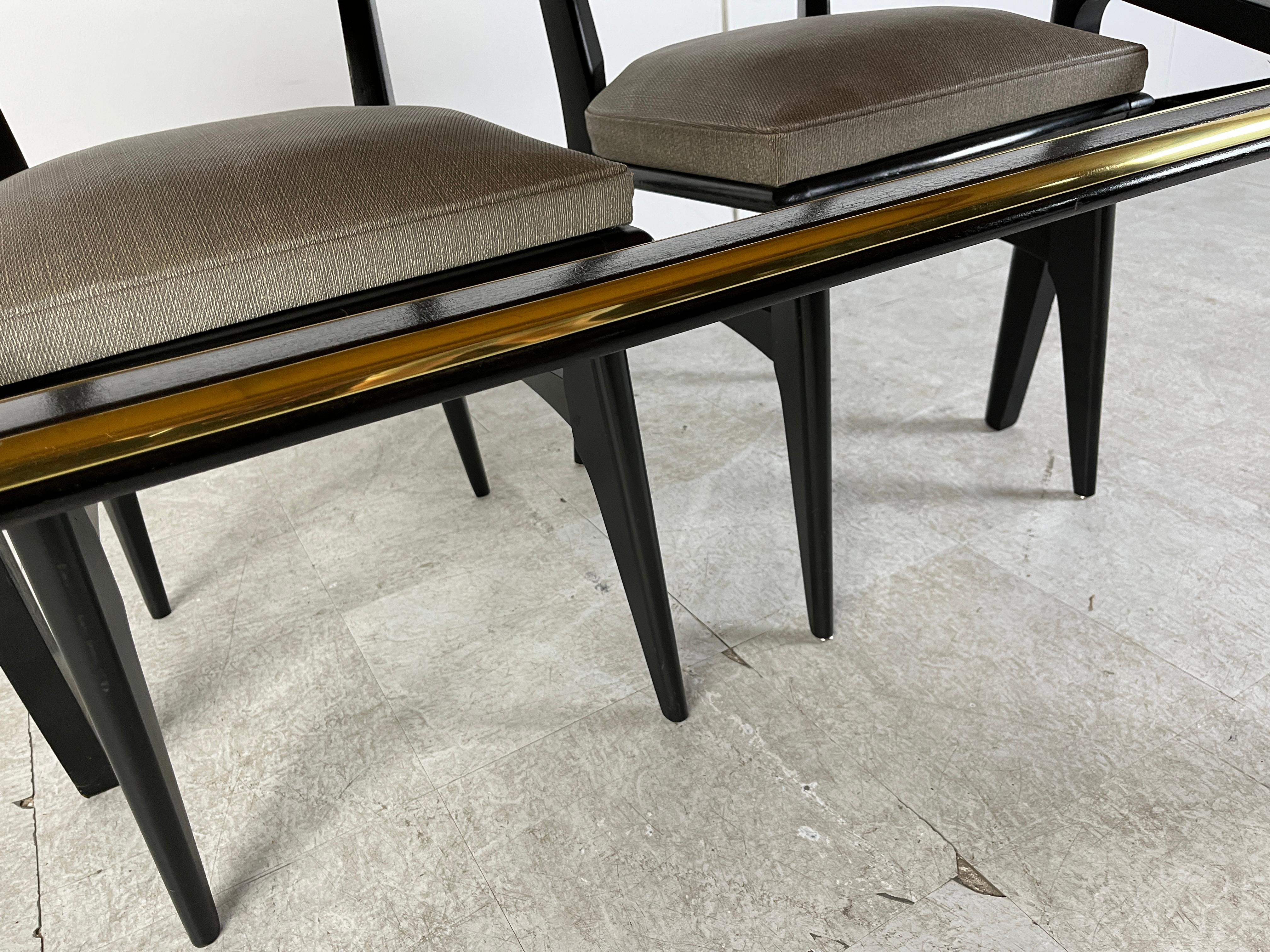 Elegant italian mid century dining set consisting of an extendable wooden dining table and 6 black ebonized wooden dining chairs with vinyl upholstery.

The dining table has two extractable table tops and a black ebonized wooden base with