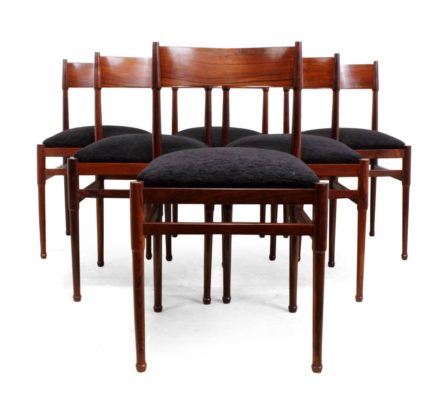 Midcentury Italian dining table and six chairs in rosewood
A lovely quality midcentury Italian produced ding suite consisting of a dining table with butterfly leaf and six chairs, the suite has been fully restored so no lose joints and all has been