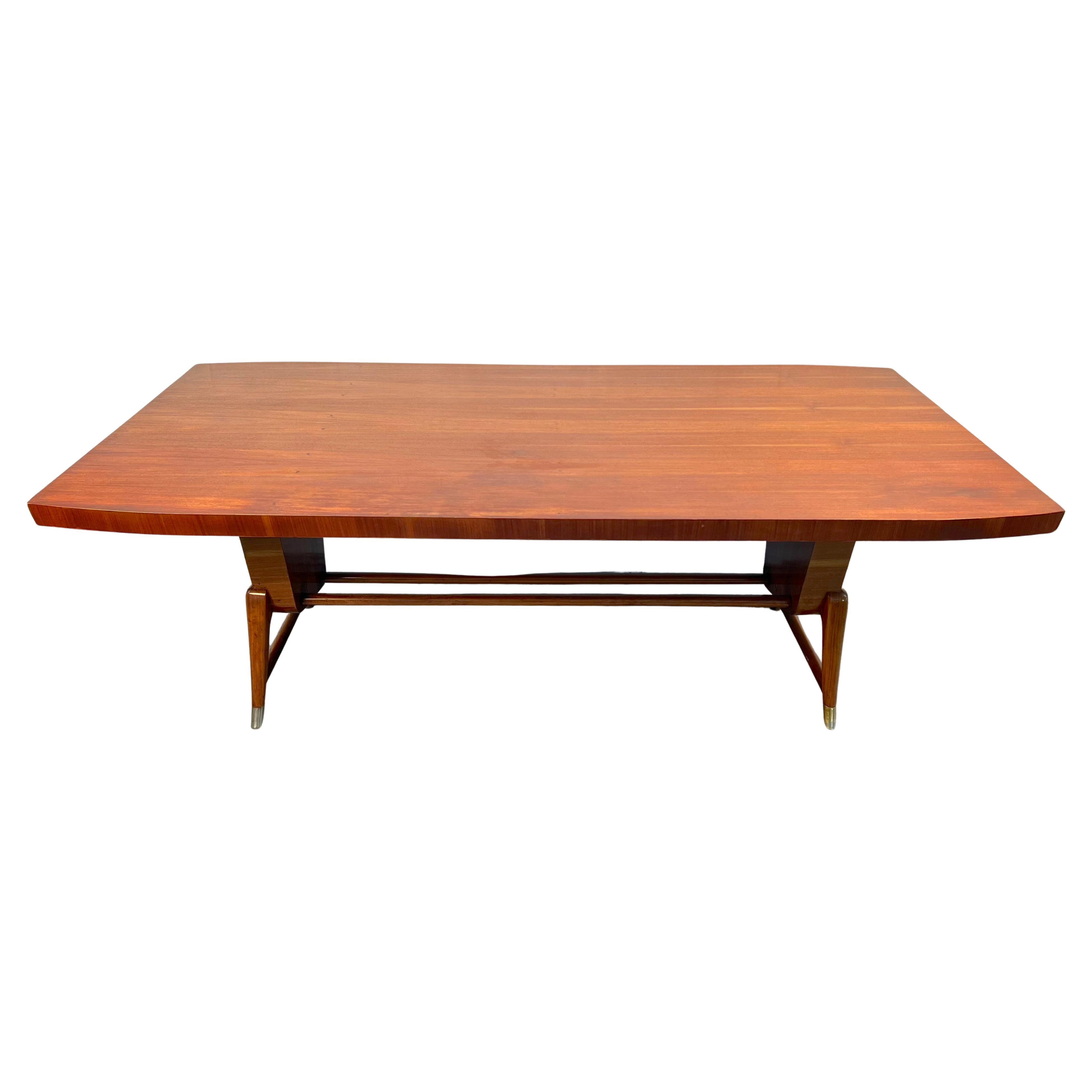 Questo elegante tavolo da pranzo italiano è realizzato in ricco legno di noce, che mette in evidenza il calore e la profondità delle sue venature naturali. Con le sue linee pulite e il suo design senza tempo, offre sia bellezza che funzionalità,