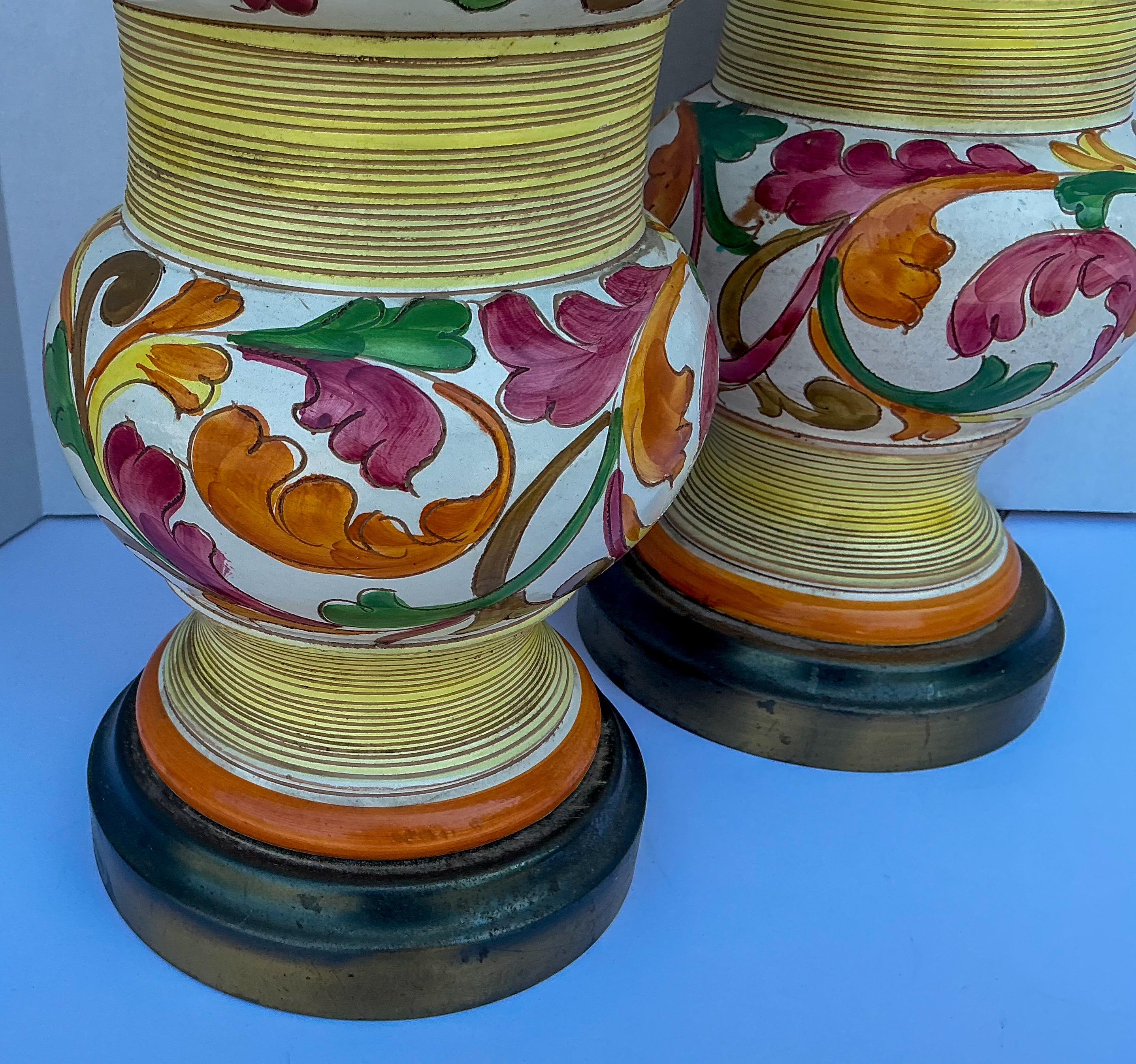 20ième siècle Lampes de table italiennes du milieu du siècle en poterie double gourde peinte à la main - Paire en vente