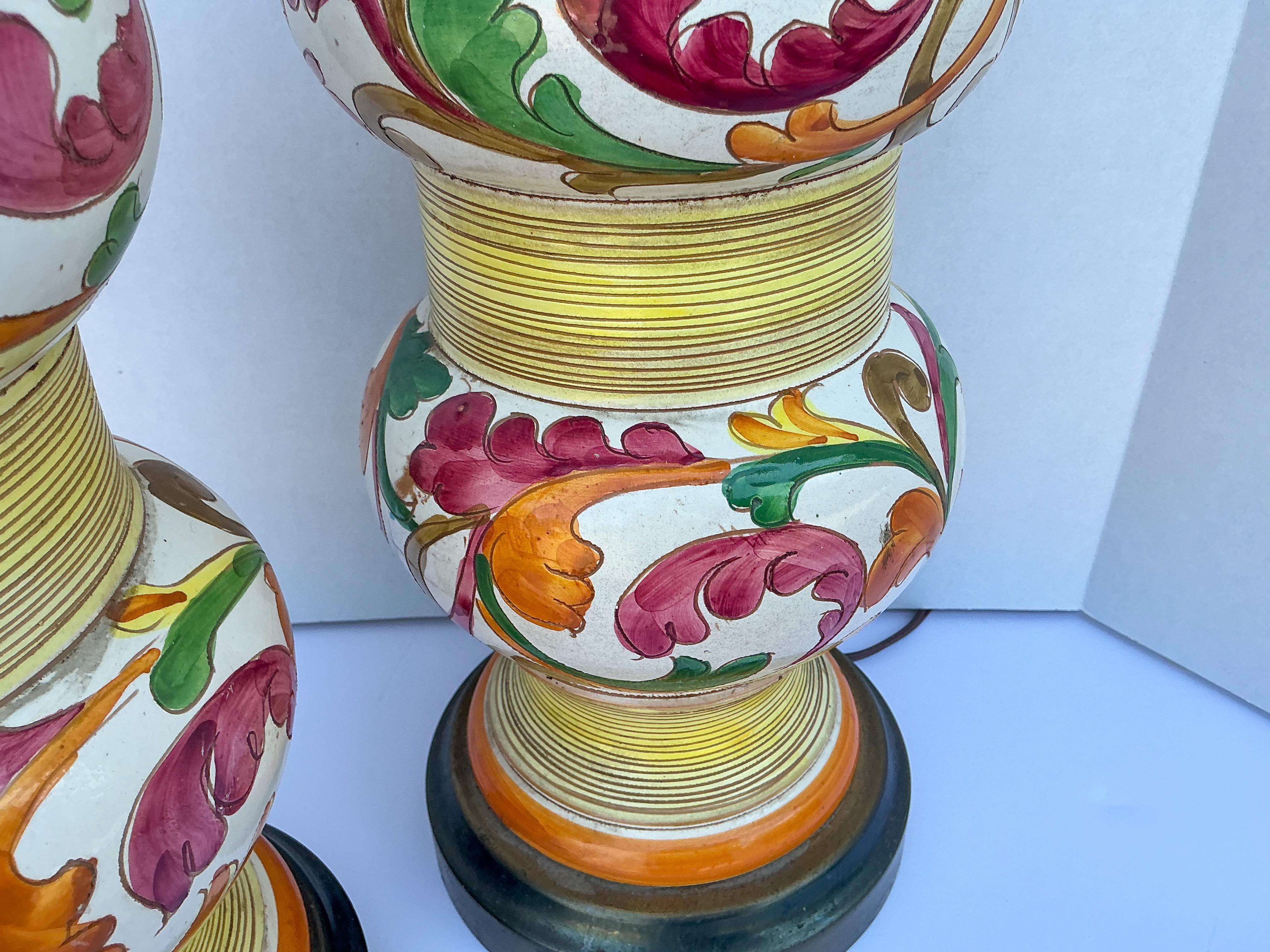 Laiton Lampes de table italiennes du milieu du siècle en poterie double gourde peinte à la main - Paire en vente