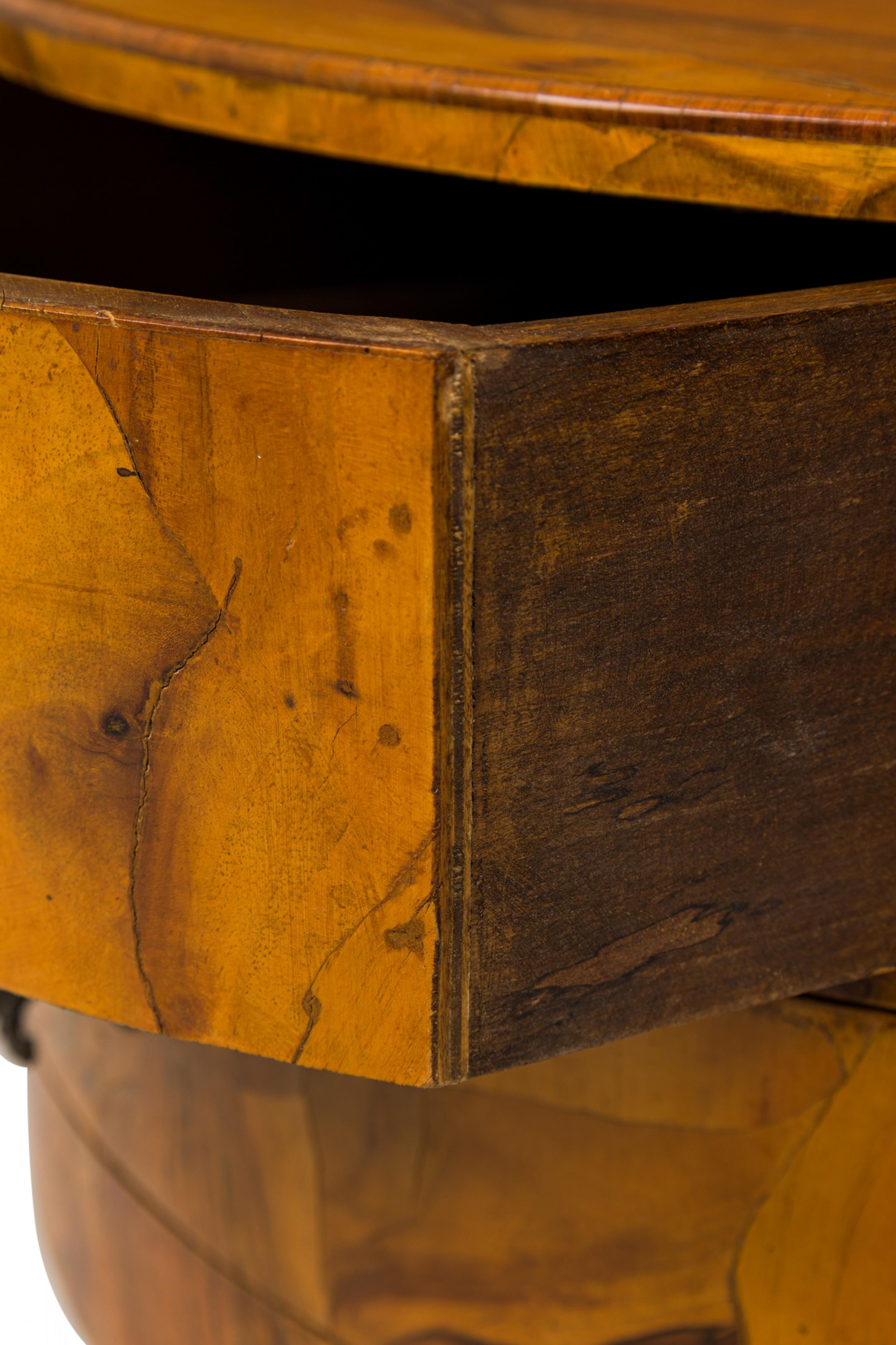 Table d'appoint / de chevet italienne du milieu du siècle en forme de tambour en loupe d'huître en vente 4