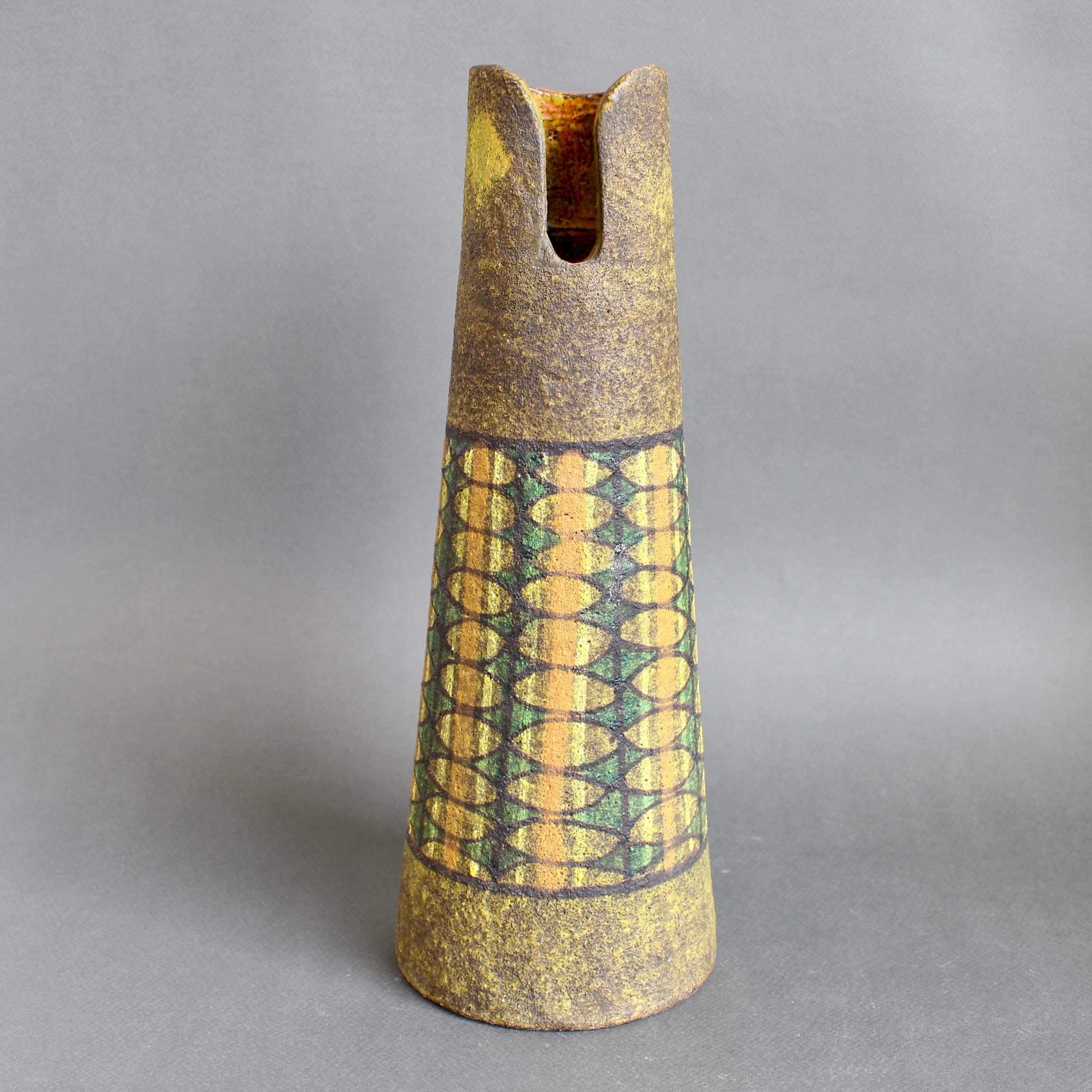 Vaso da fiori in terracotta italiana della metà del secolo scorso di Aldo Londi per Bitossi (circa anni '50). Esempio precoce e raro di Bitossi di Londi, presenta un esterno ruvido, screziato e di colore verde-giallastro con uno smalto più brunito