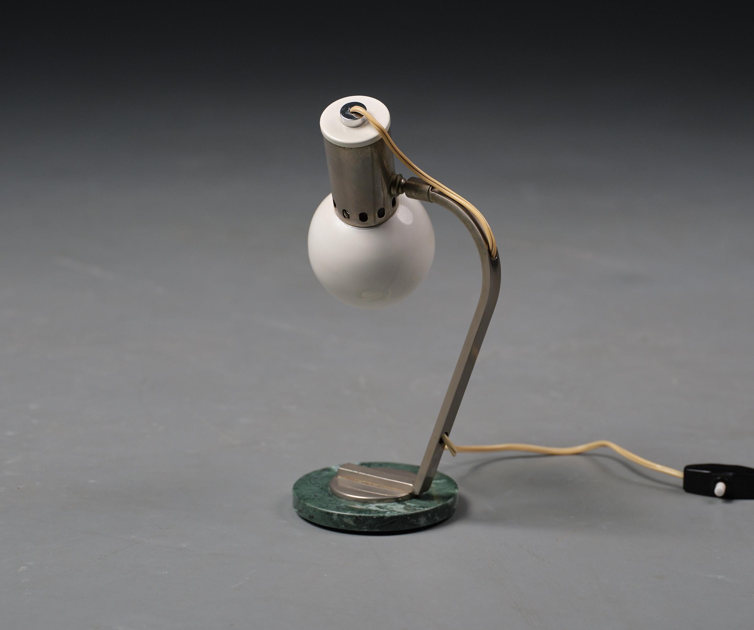Mid-Century Italian Elegance: Table Lamp with Green Marble Base For Sale 1