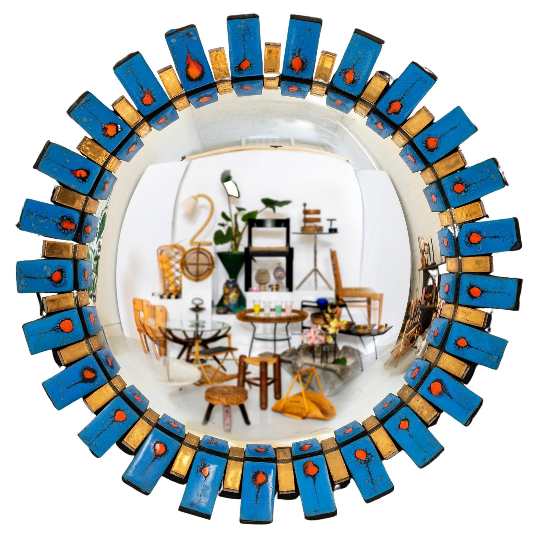 Miroir convexe en émail italien en forme de soleil 
Dans le style de François Lembo 
Italie, vers 1950
Miroir d'accent dramatique avec des couleurs, des textures et des motifs vibrants.
Un classique intemporel 
Légères marques de surface sur le