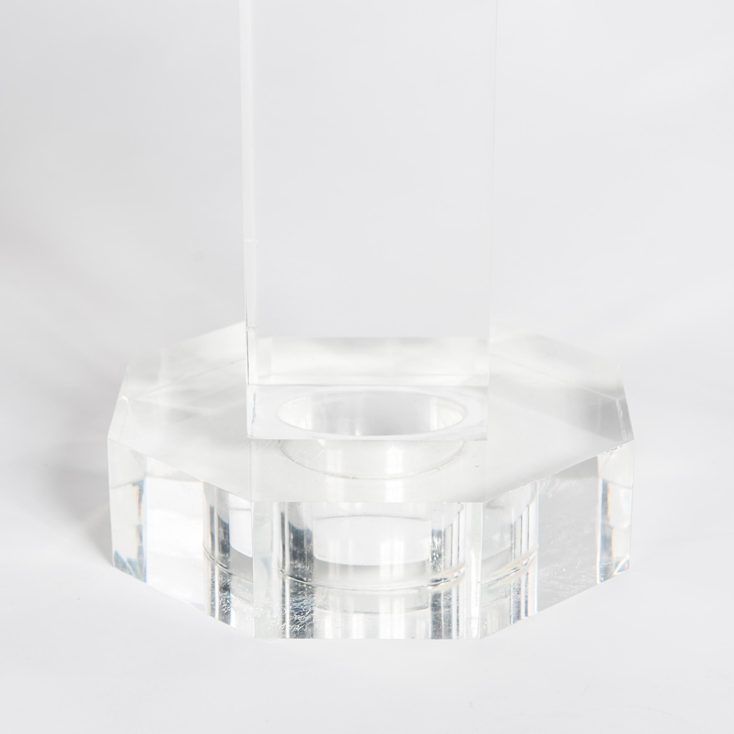 Lampe de table en verre acrylique transparent du milieu du siècle, abat-jour en soie grise colorée, années 1960 en vente 1