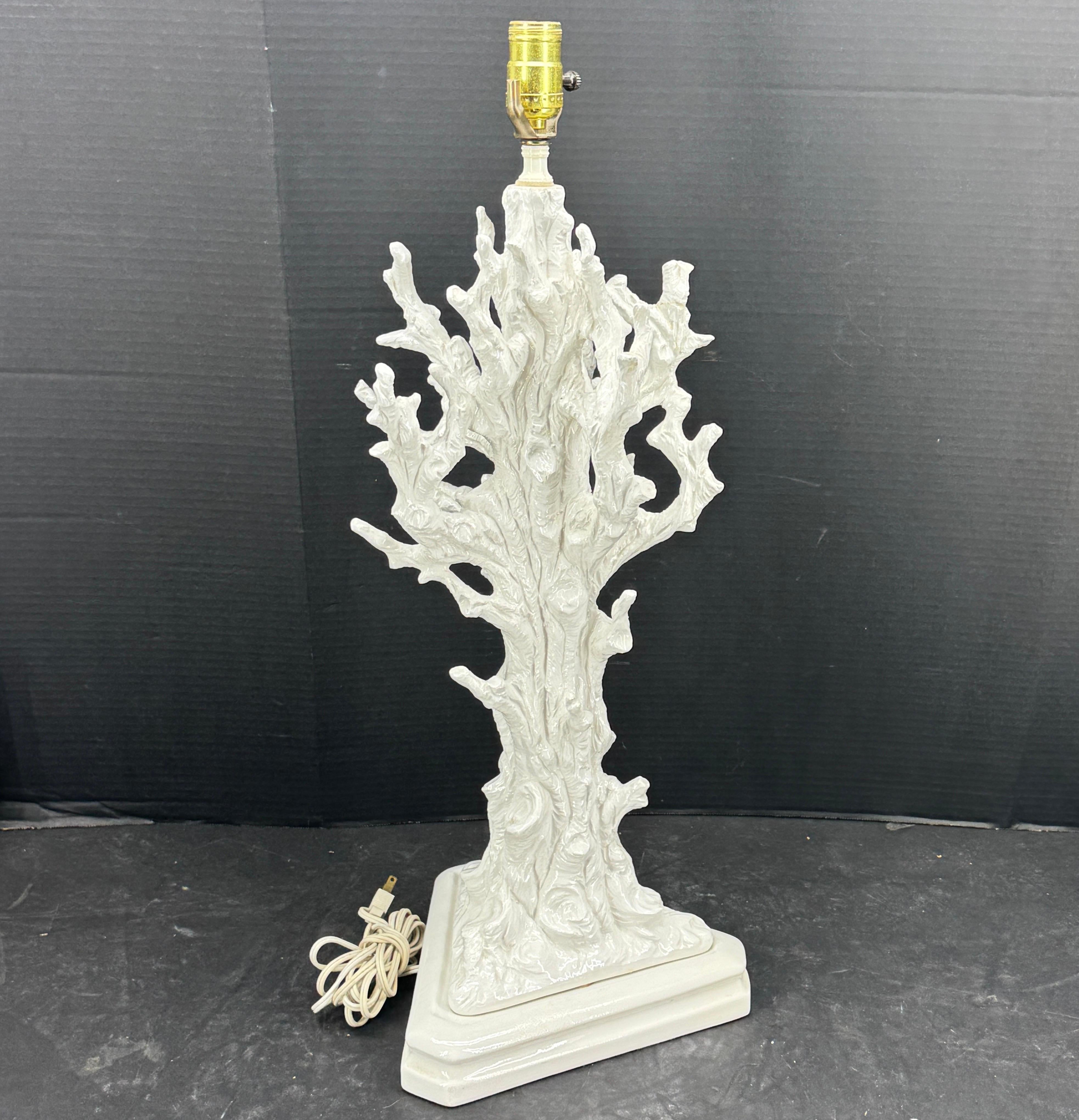 Impressionante lampada da tavolo Faux Boi ispirata ai modelli di crescita naturale degli alberi. Questa lampada neutra di colore bianco crema ha una finitura smaltata e una base triangolare. Questa lampada da tavolo offre un'aggiunta elegante e