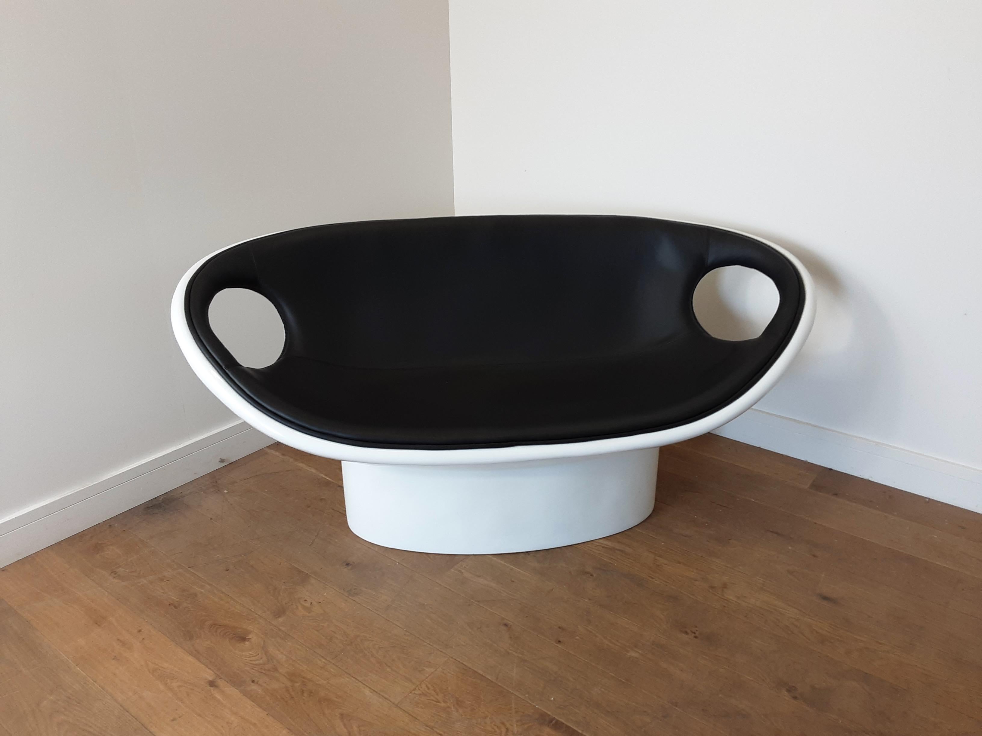 Mid-Century Modern Midcentury Italian Fibreglass and Leather Sofa on a Pedestal Base For Sale