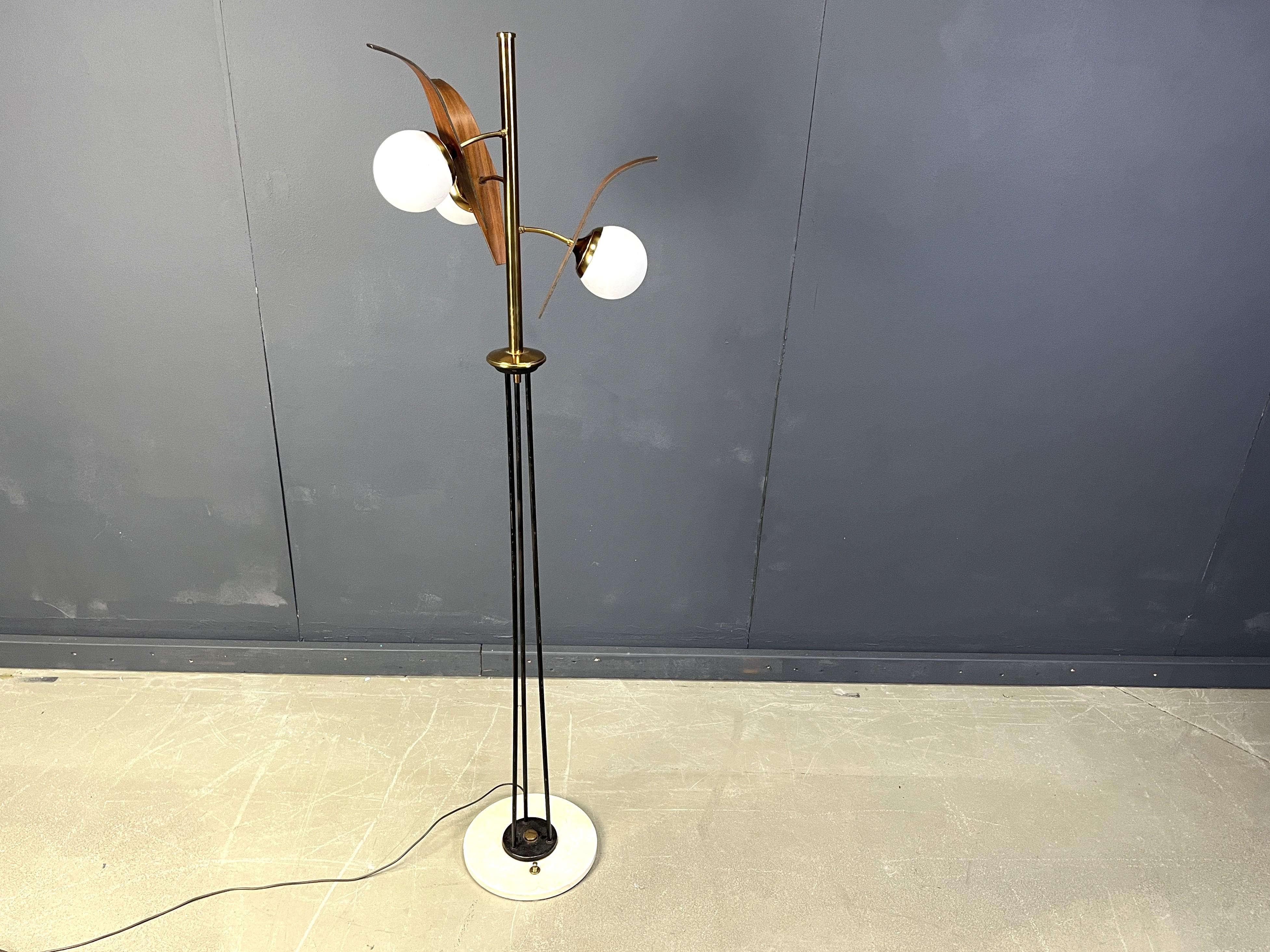 Mid-Century moderno Mid century italian floor lamp attr. to Stilnovo, 1950s in vendita