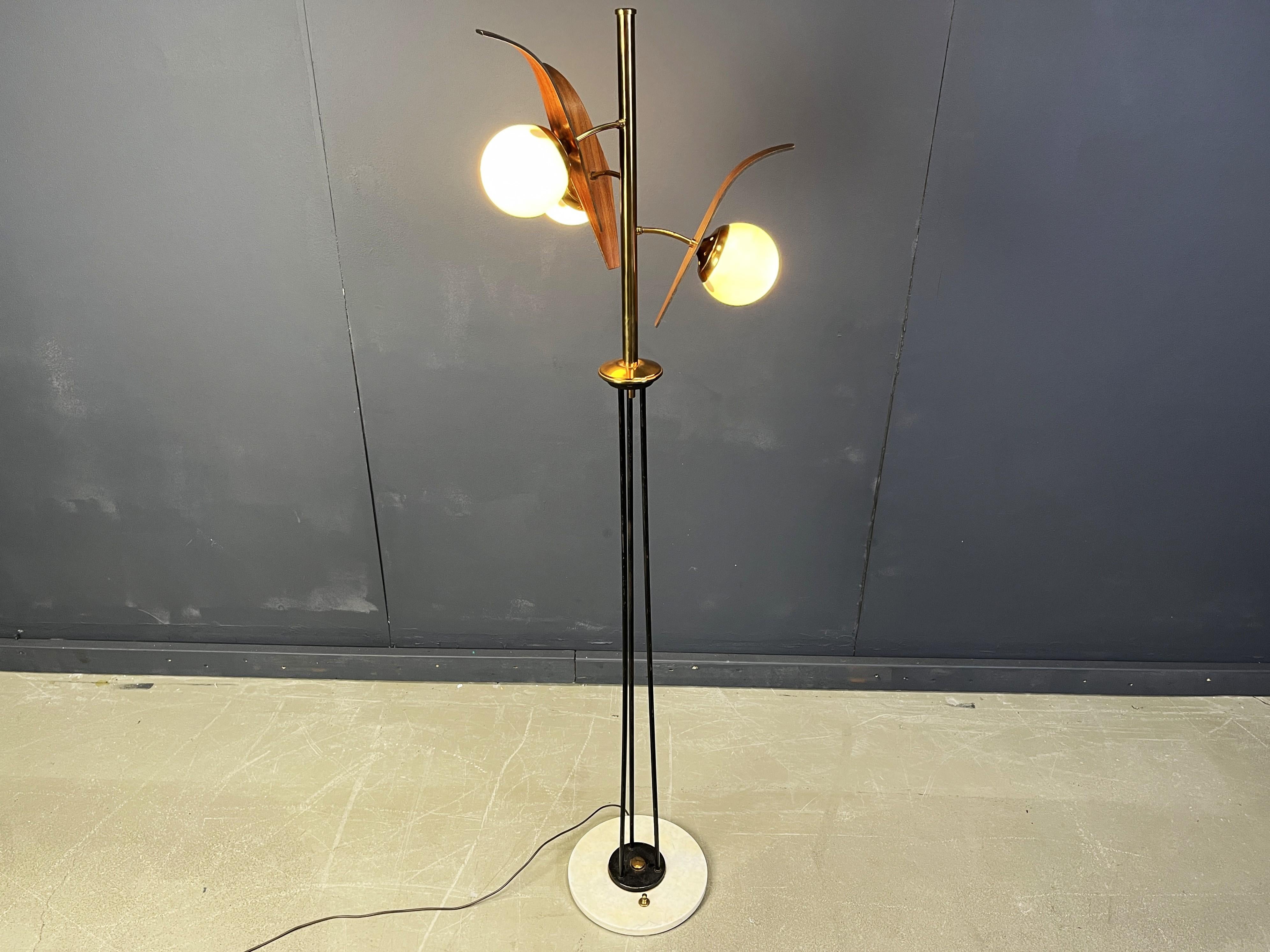 Mid century italian floor lamp attr. to Stilnovo, 1950s in vendita 1