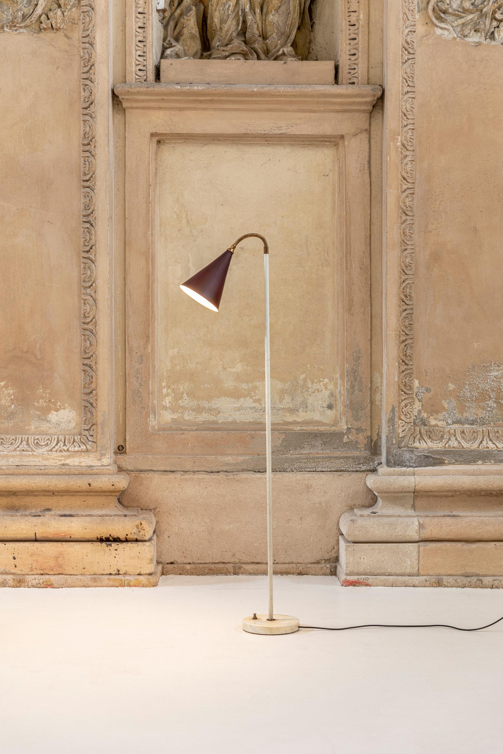 Mid-Century Modern Mid-century Italian Floor lamp attributed to Giuseppe Ostuni For Sale