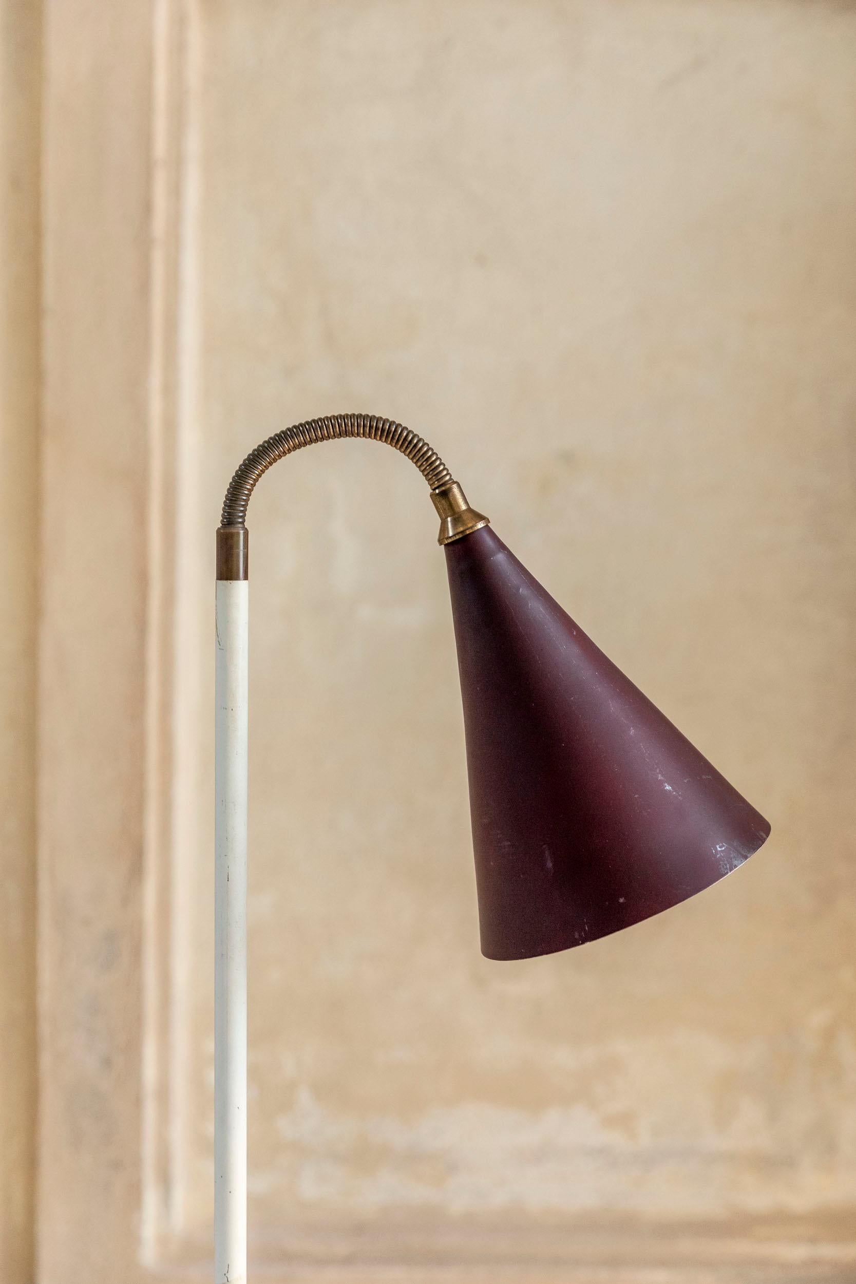 Metal Mid-century Italian Floor lamp attributed to Giuseppe Ostuni For Sale