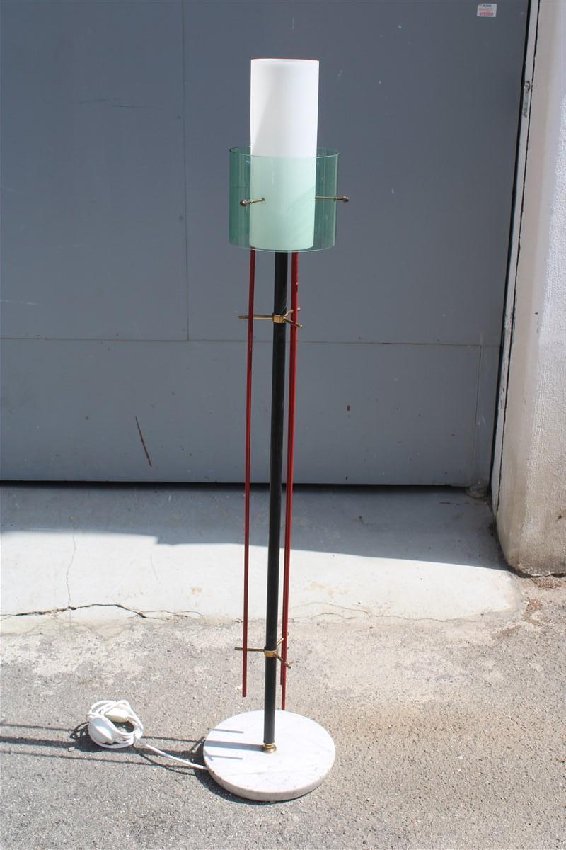 Mid-Century Italienische Stehlampe Messing Glas und Plexiglas Rote Teile 1950er stilux.