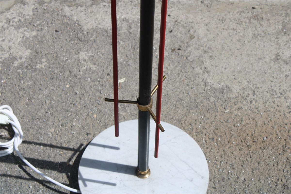 Italienische Mid-Century-Stehlampe aus Messing, Glas und Plexiglas mit roten Teilen, Stilux, 1950er Jahre im Zustand „Gut“ im Angebot in Palermo, Sicily
