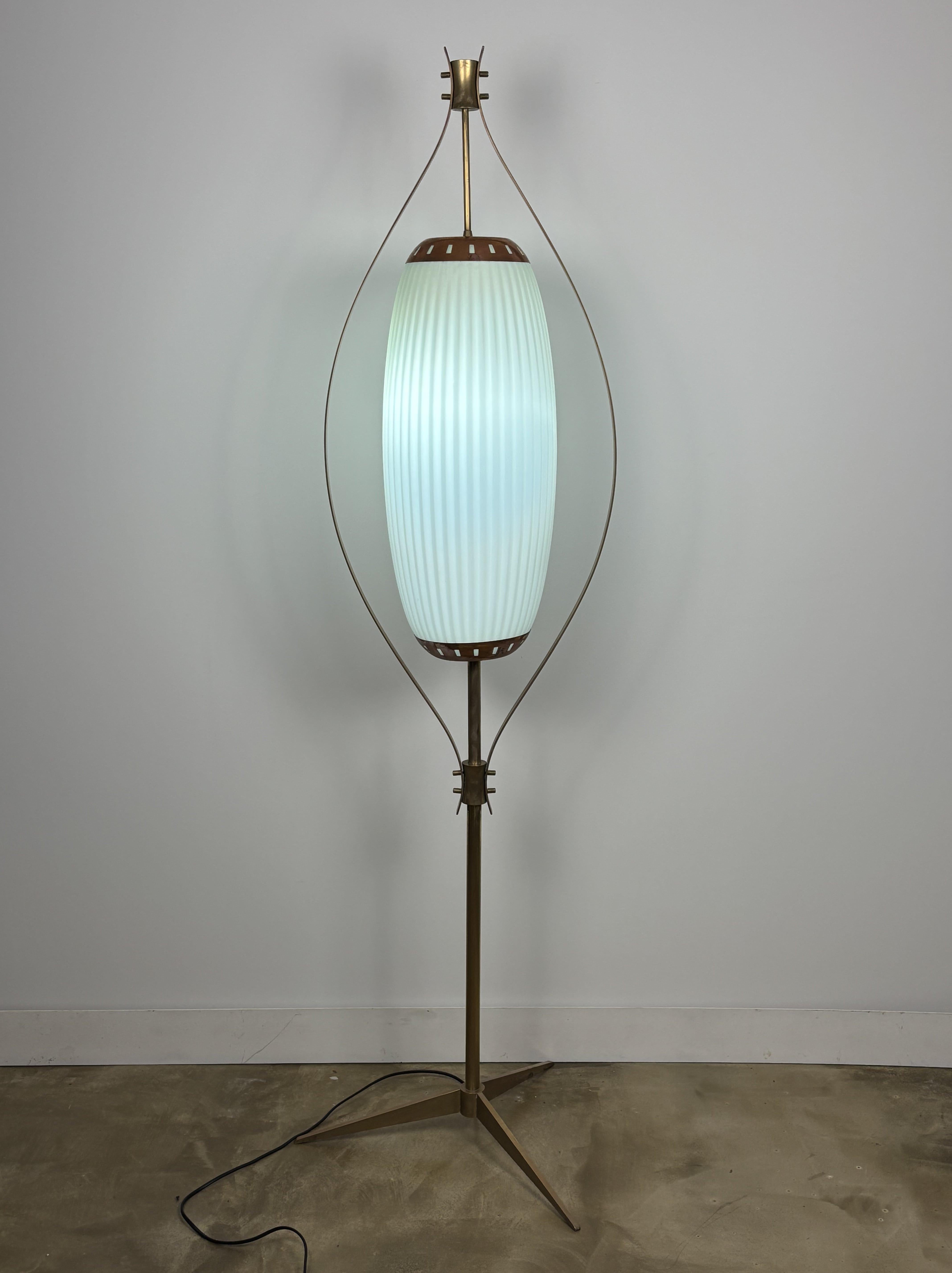 Lampadaire italien du milieu du siècle,  Laiton et Murano, attribué à A. Lelii Arredoluce en vente 4