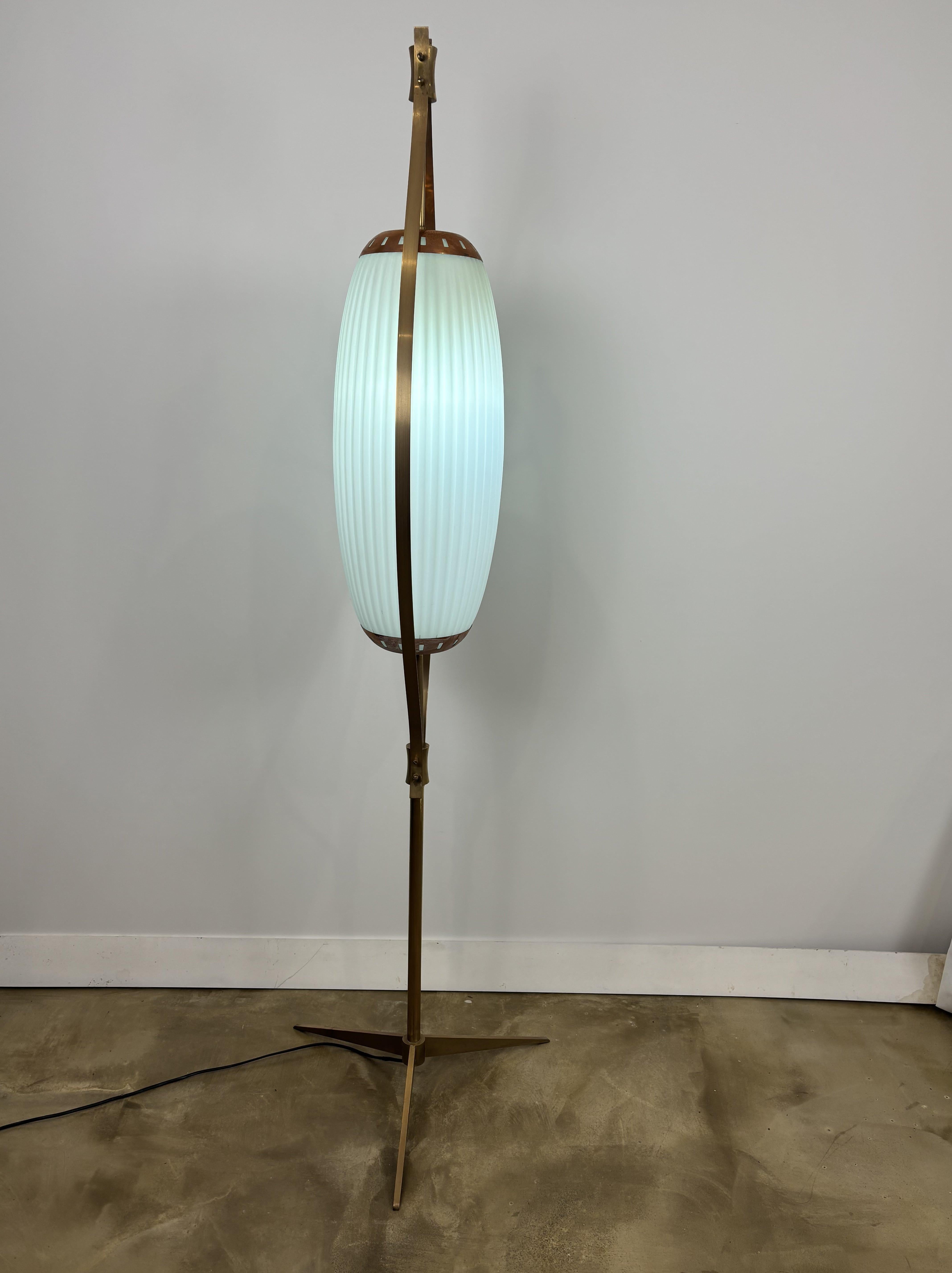 Lampadaire italien du milieu du siècle,  Laiton et Murano, attribué à A. Lelii Arredoluce en vente 9