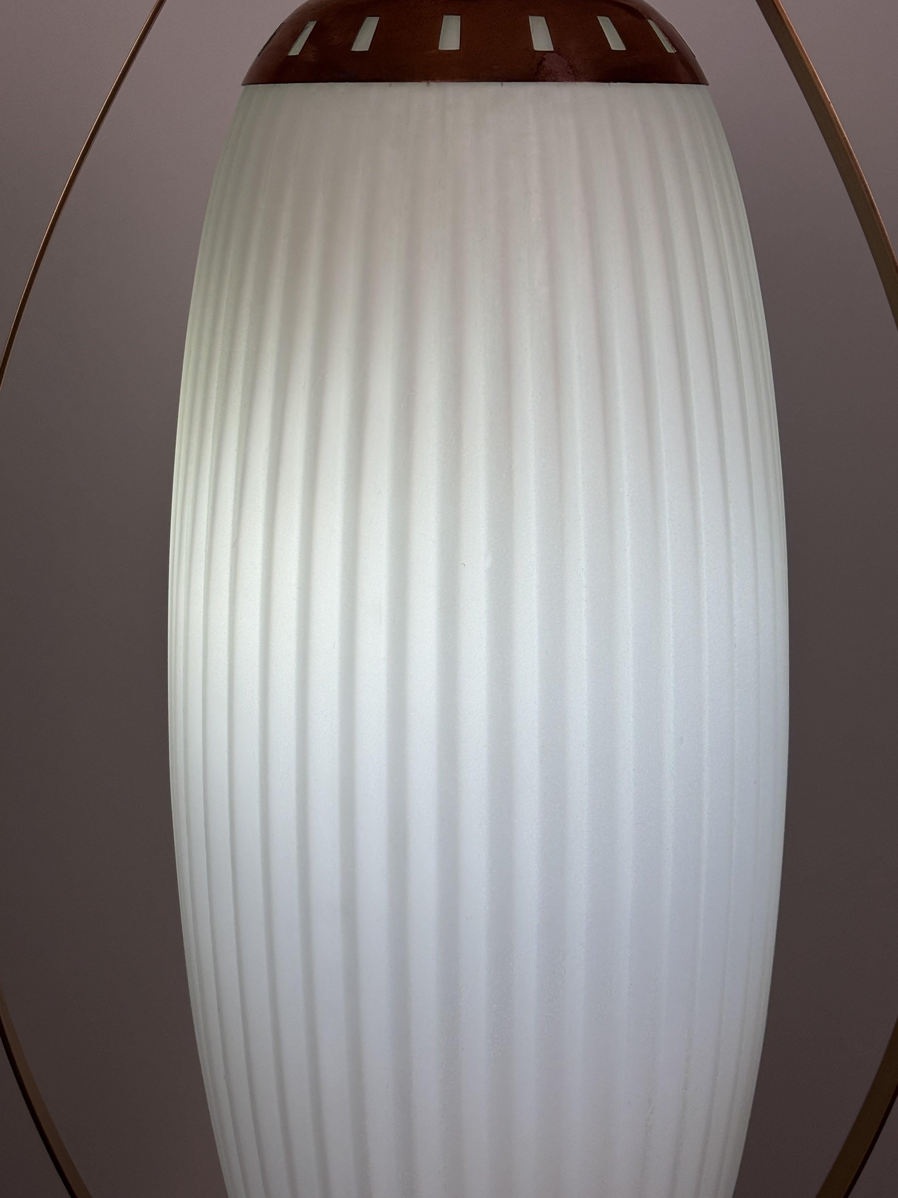 Rare lampadaire moderne du milieu du siècle attribué à Angelo Lelii pour Arredoluce, Italie, années 1950.
Un exemple frappant de design-Light italien de cette période. Dotée d'une structure sculpturale en laiton et d'un étonnant diffuseur en verre