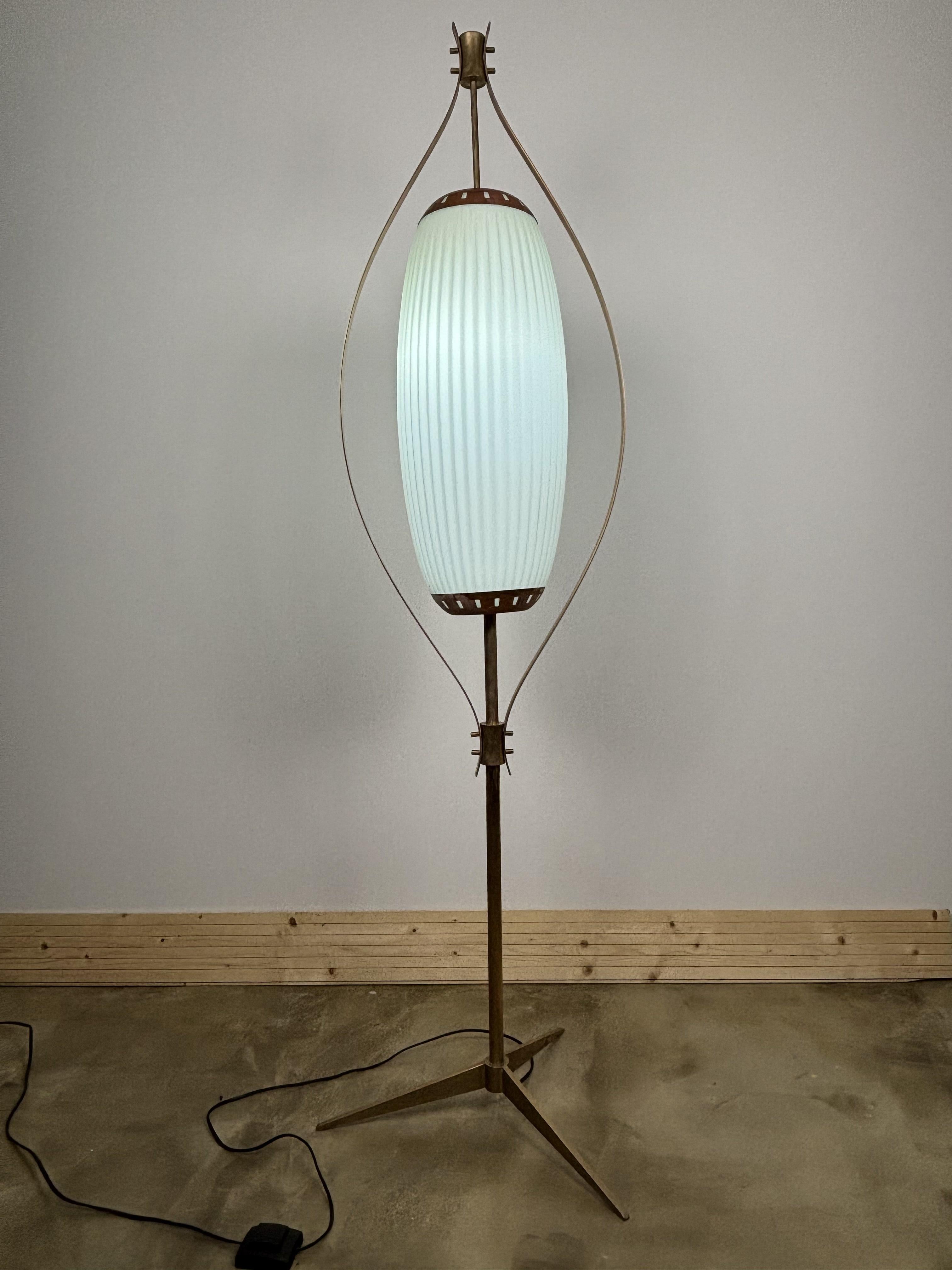 Mid-Century Modern Lampadaire italien du milieu du siècle,  Laiton et Murano, attribué à A. Lelii Arredoluce en vente
