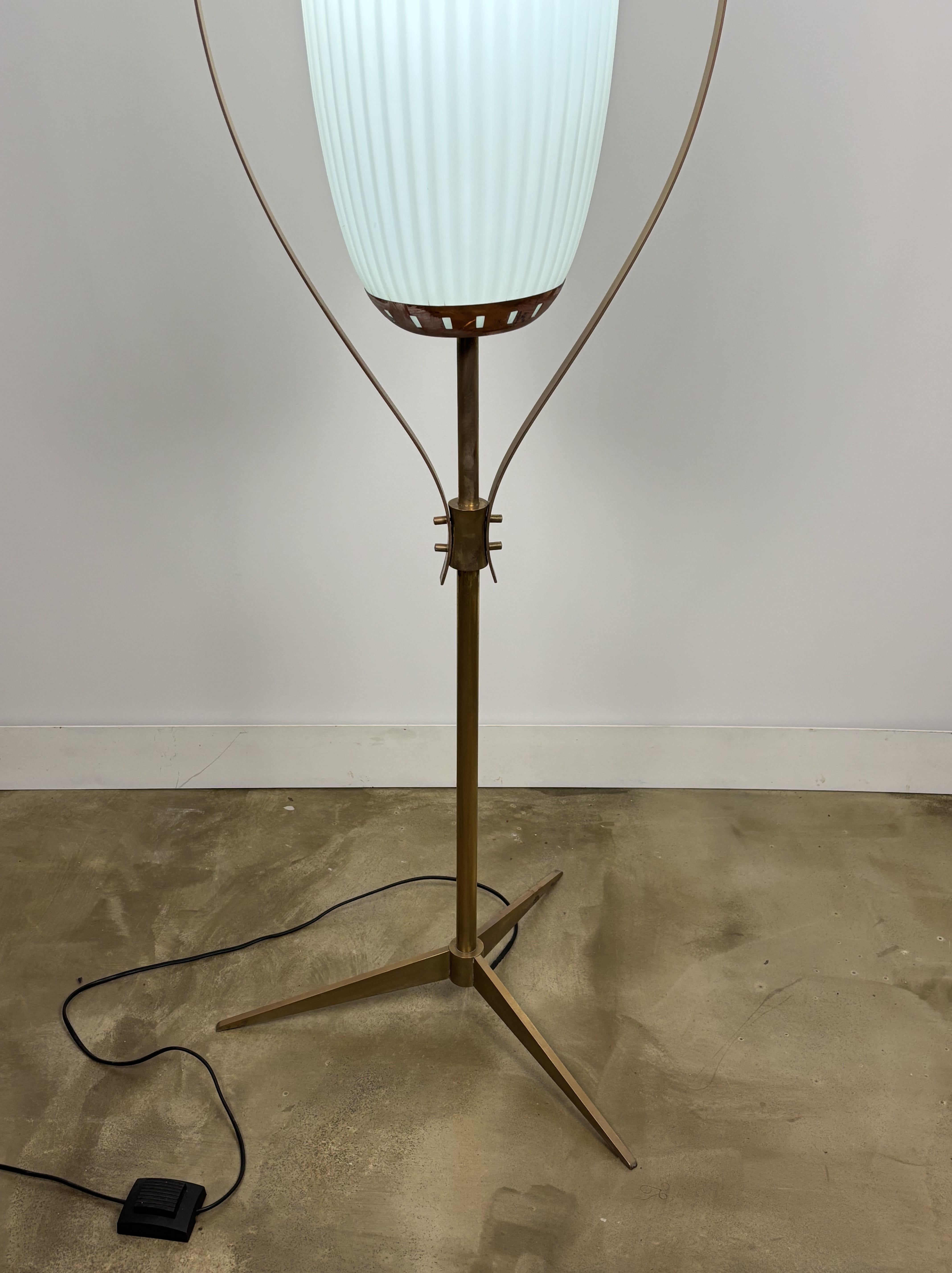 Sculpté à la main Lampadaire italien du milieu du siècle,  Laiton et Murano, attribué à A. Lelii Arredoluce en vente