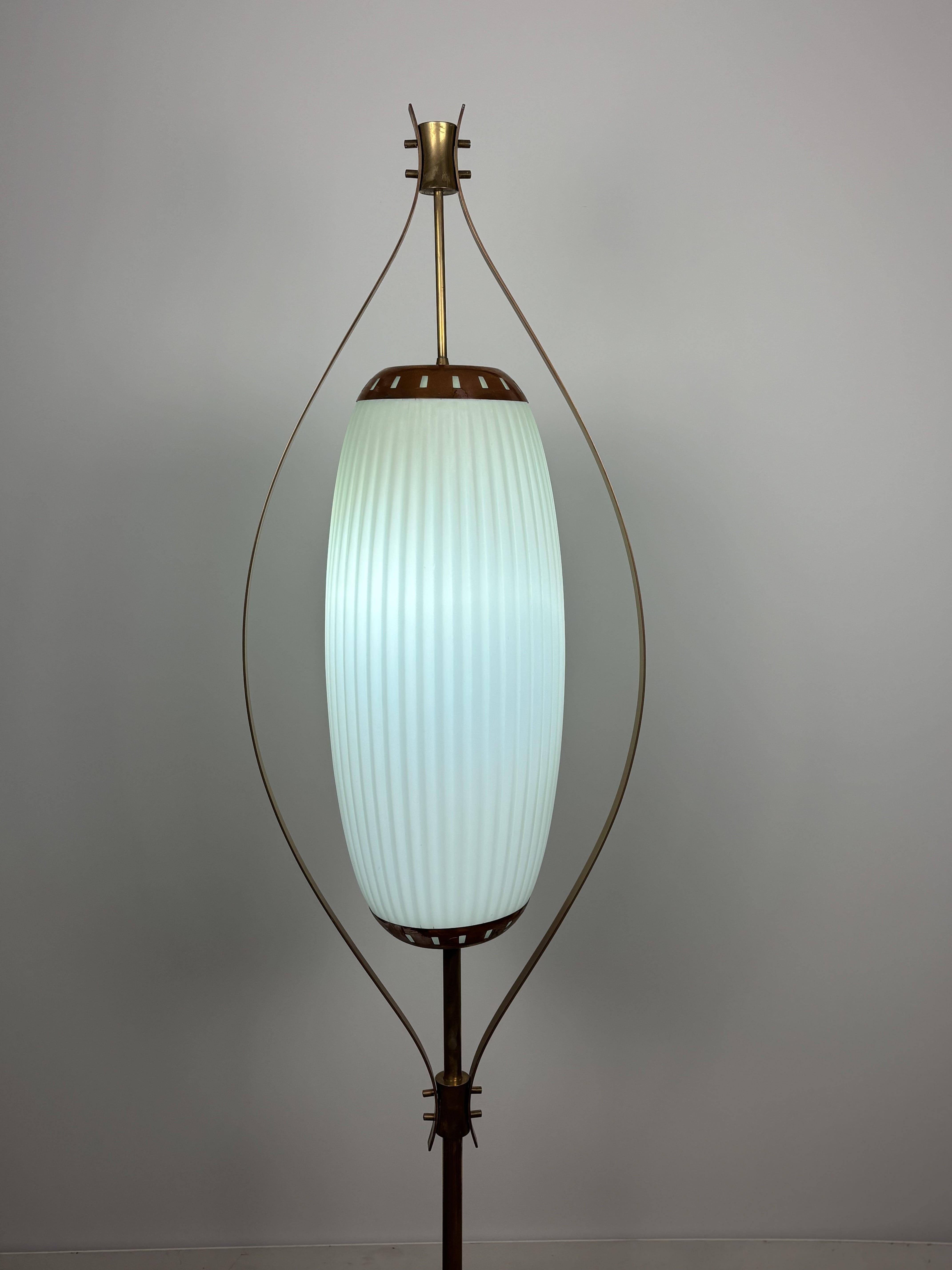 Lampadaire italien du milieu du siècle,  Laiton et Murano, attribué à A. Lelii Arredoluce Bon état - En vente à RUEIL-MALMAISON, FR