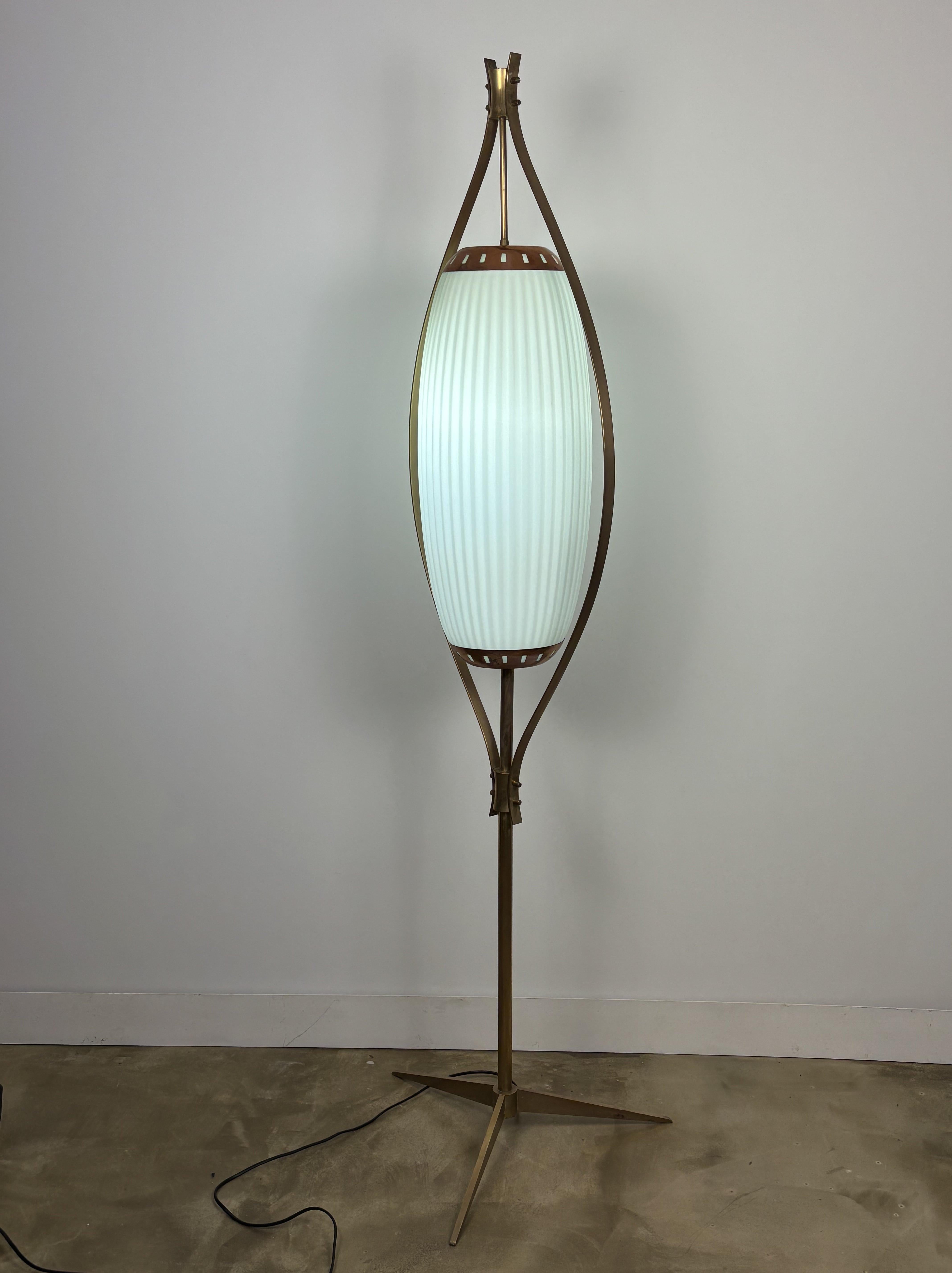 20ième siècle Lampadaire italien du milieu du siècle,  Laiton et Murano, attribué à A. Lelii Arredoluce en vente