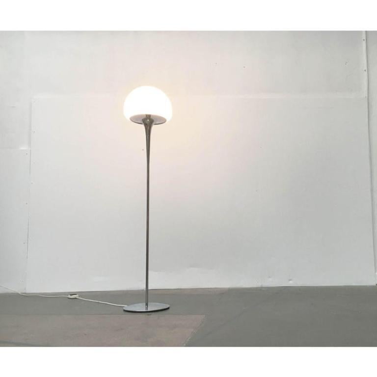 Rare Mid Century Floor Lamp by the Italian manufacturer Reggiani on a design by Goffredo Reggiani from the 60s.

An elegant design in chrome and glass. The chrome-colored shaft has a particularly fine and widens up a trumpet shape up. Below it ends