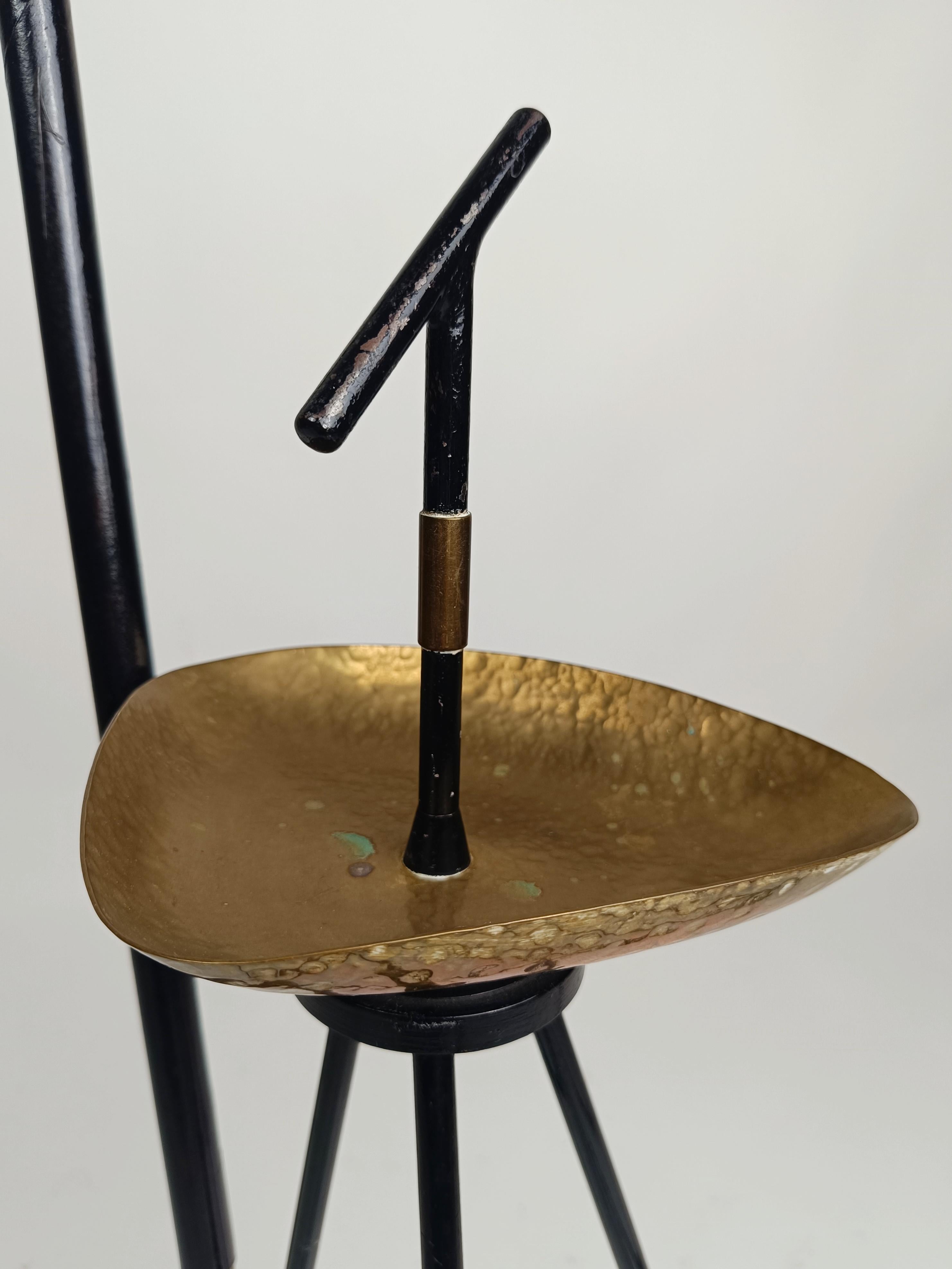 An unusual and multifunctional object, made in full mid-century Italian style.
A floor stand, magazine holder and ashtray, easily transportable throughout the house thanks to the small handle, just like the 