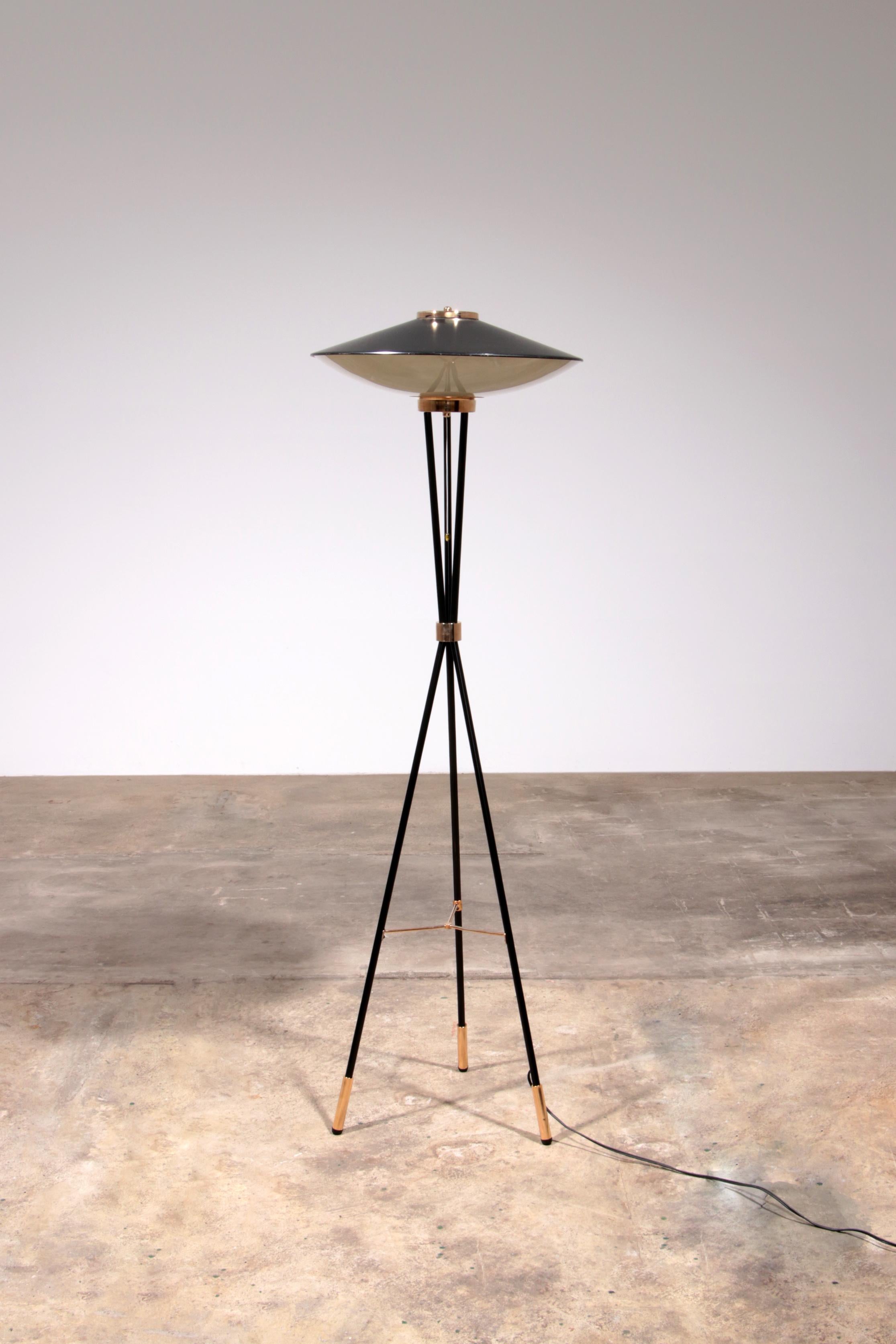 

Beleuchten Sie Ihren Raum mit zeitloser Eleganz mit dieser italienischen Stehlampe im Vintage-Stil, einem Meisterwerk, das von Stilnovo in den 1950er Jahren entworfen und hergestellt wurde. Diese exquisite Lampe hat einen lackierten