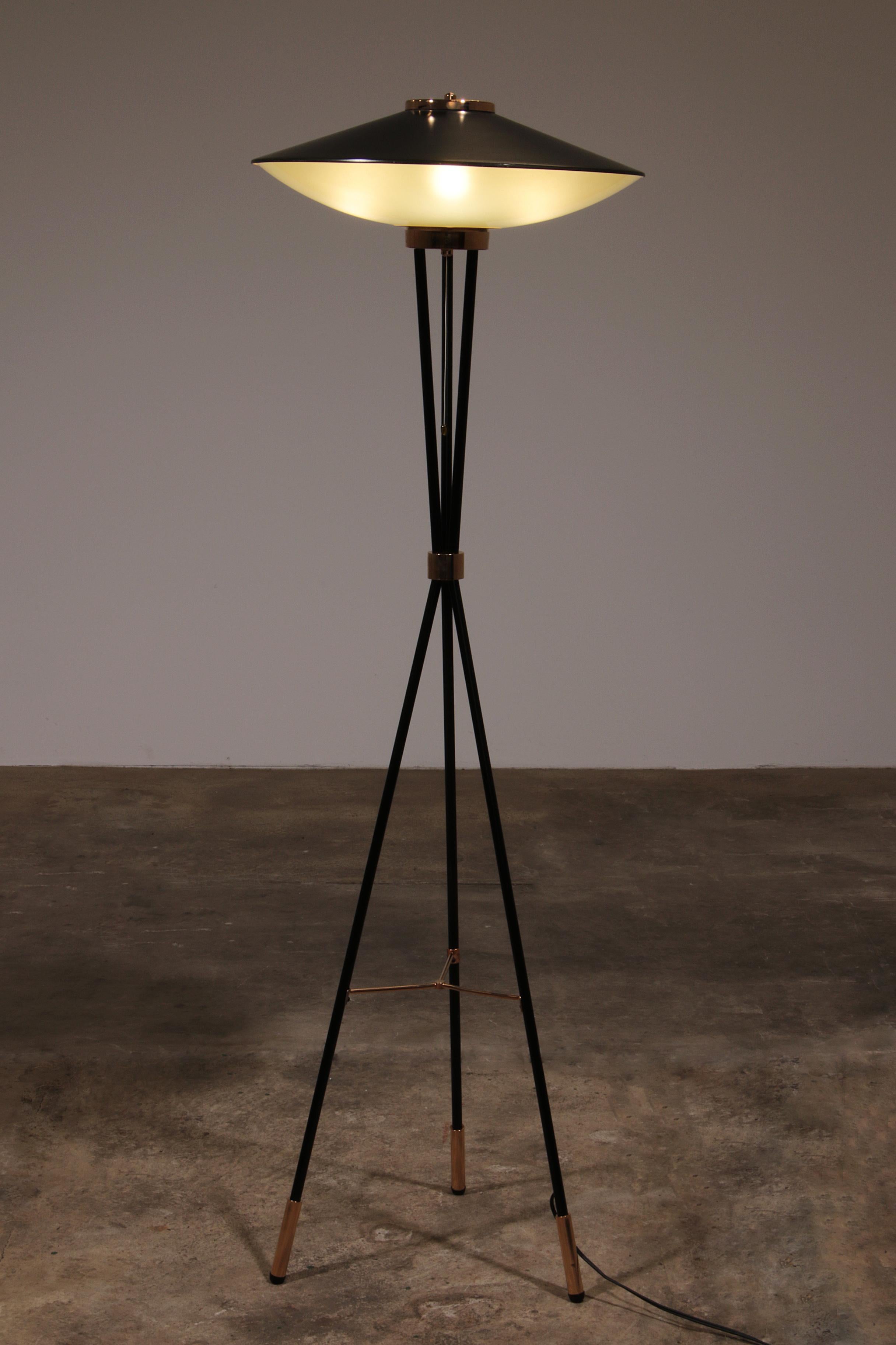 Italienische Stehlampe aus der Mitte des Jahrhunderts von Stilnovo, 1950er Jahre im Zustand „Hervorragend“ im Angebot in Oirlo, LI
