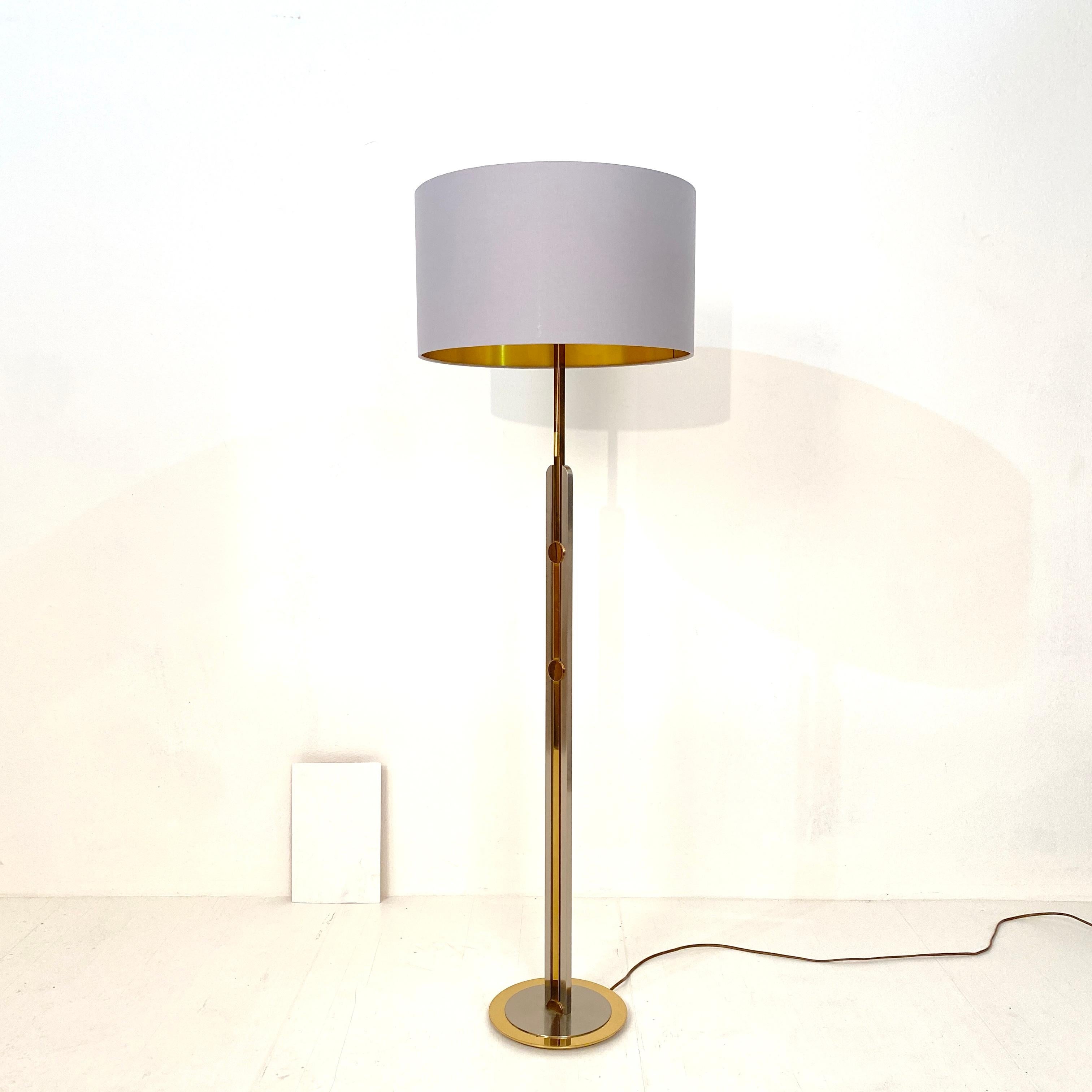 This mid century Italian floor lamp in chrome and brass is attributed to Willy Rizzo and was made around 1970.
The lamp shade is re-placed.
A unique piece which is a great eye-catcher for your antique, modern, Space Age or mid-century