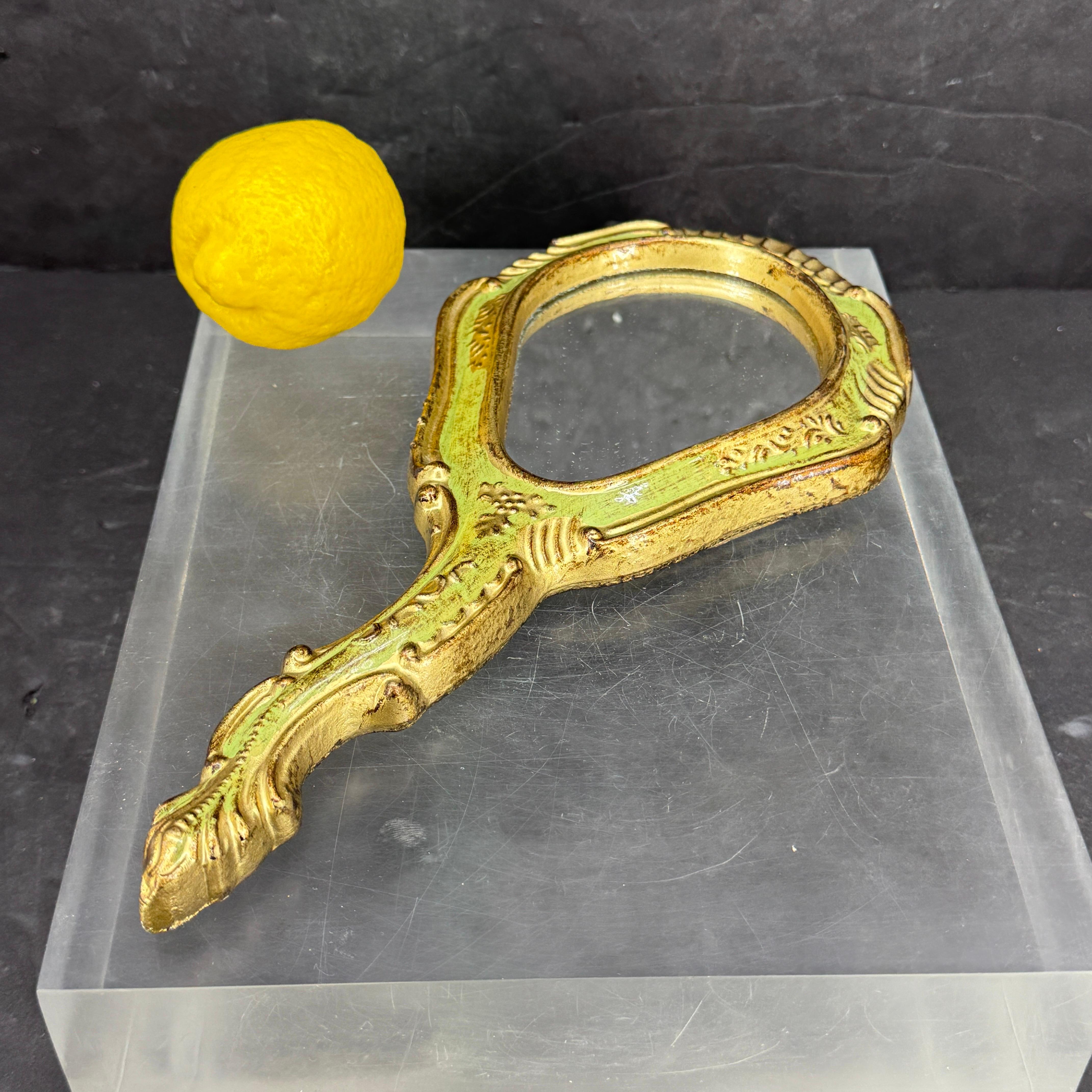 Superbe miroir à main italien vintage en bois vert et doré. Ce miroir a beaucoup de caractère, de charme et de patine. Merveilleuse pièce à ajouter à une collection ou à en commencer une nouvelle.
