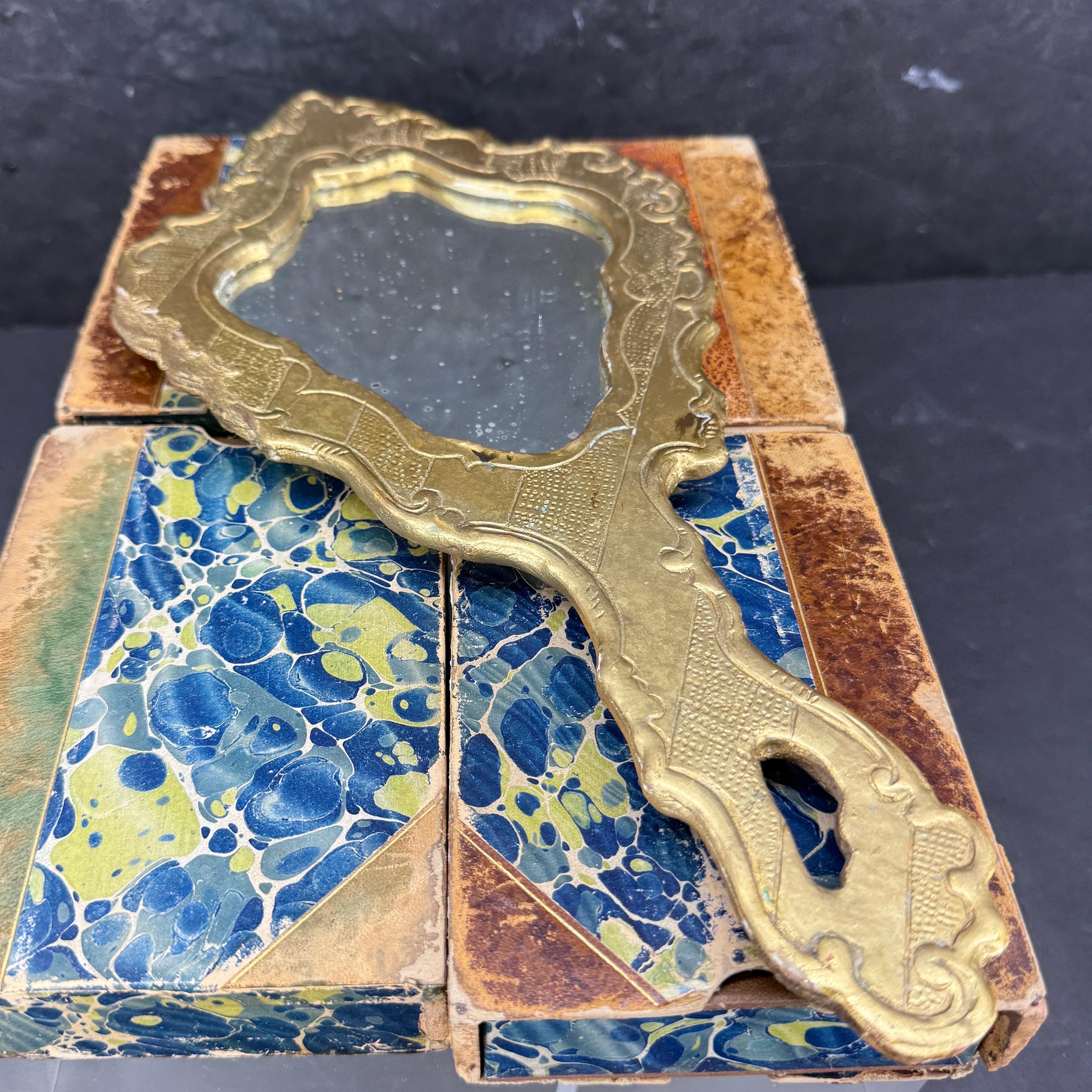 Superbe miroir de table de vanité en bois doré vintage italien. Ce miroir a beaucoup de caractère, de charme et de patine. Merveilleuse pièce à ajouter à une collection ou à en commencer une nouvelle.
