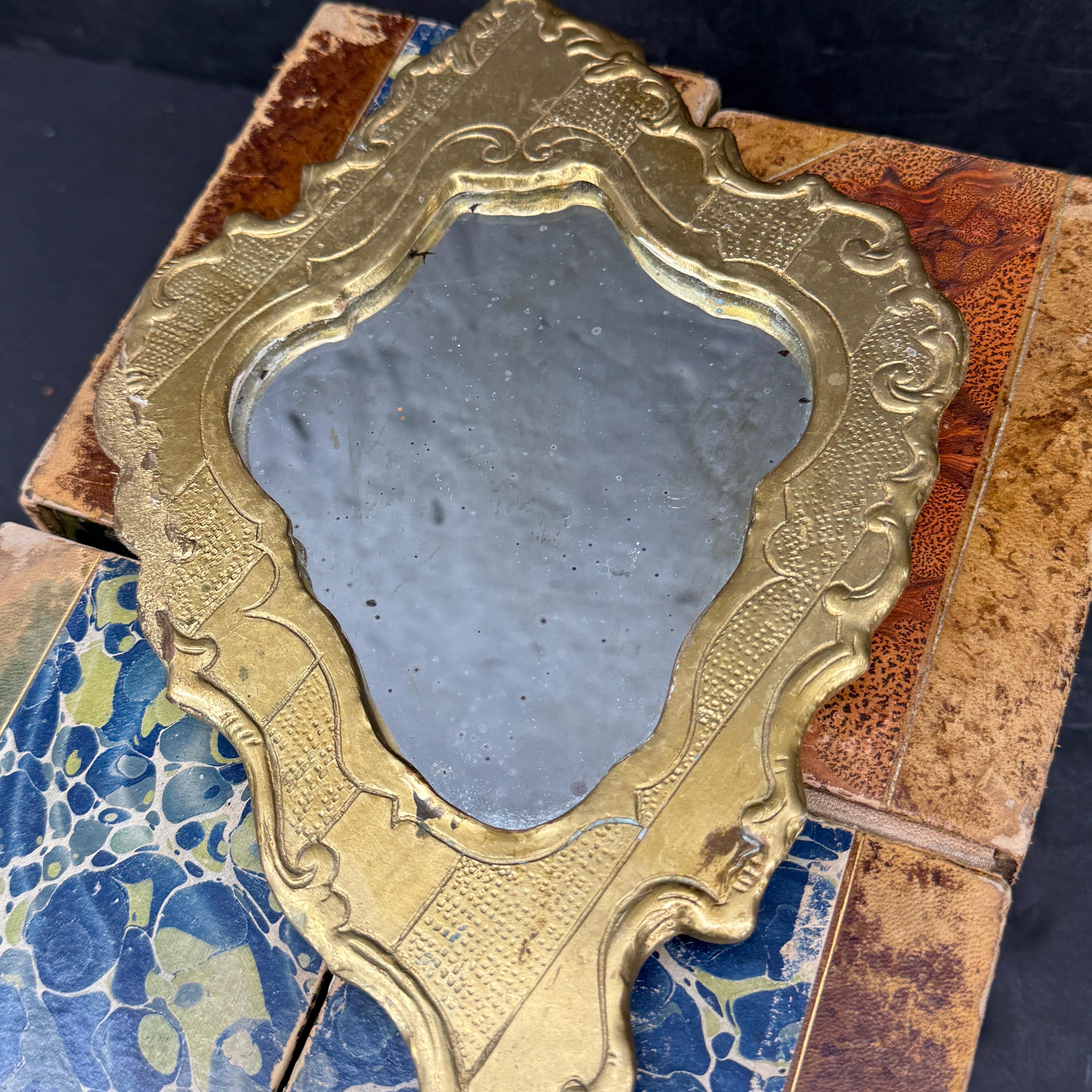 Rococo Miroir de courtoisie en bois doré Florentine, Italie du milieu du siècle en vente