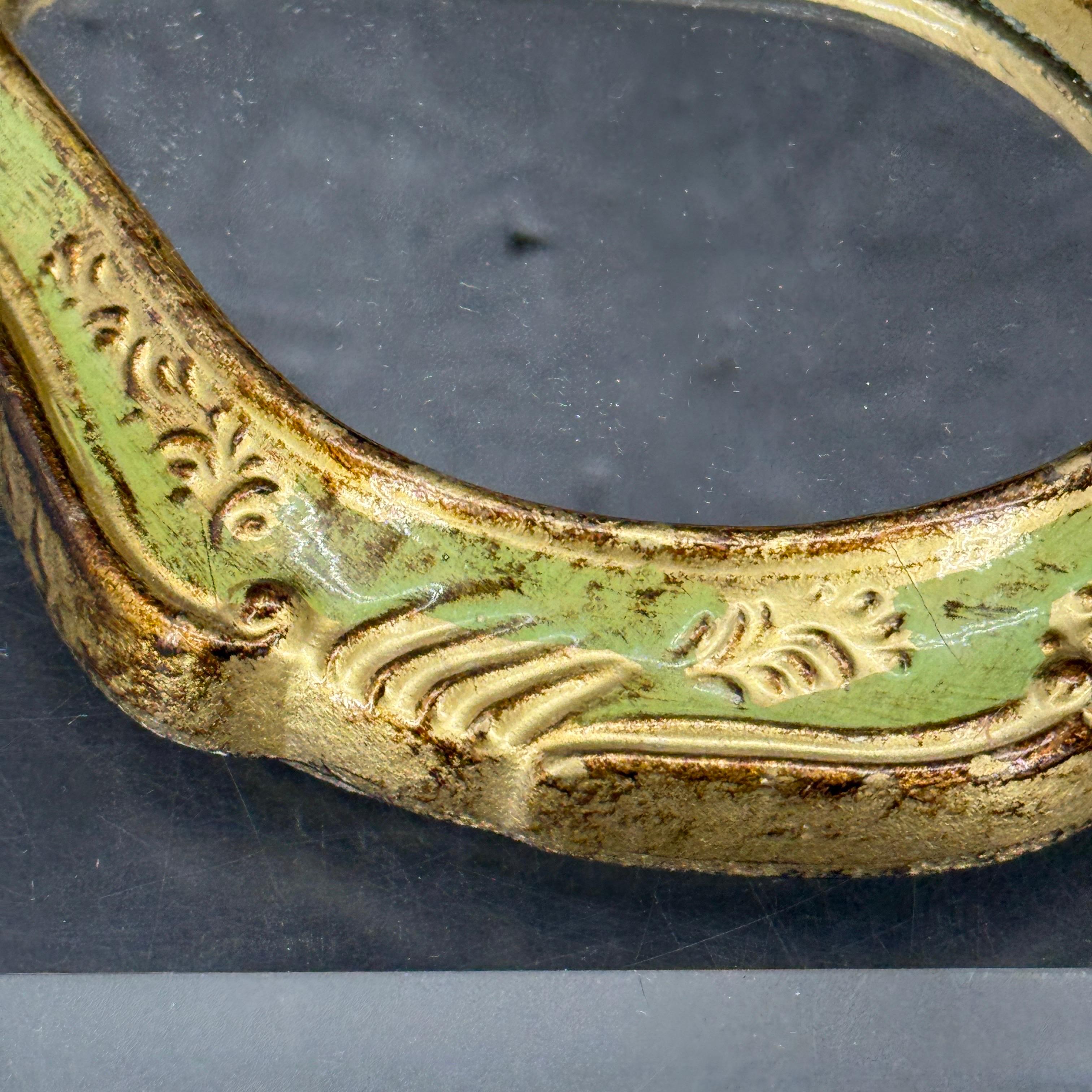 italien Miroir de courtoisie en bois doré Florentine, Italie du milieu du siècle en vente