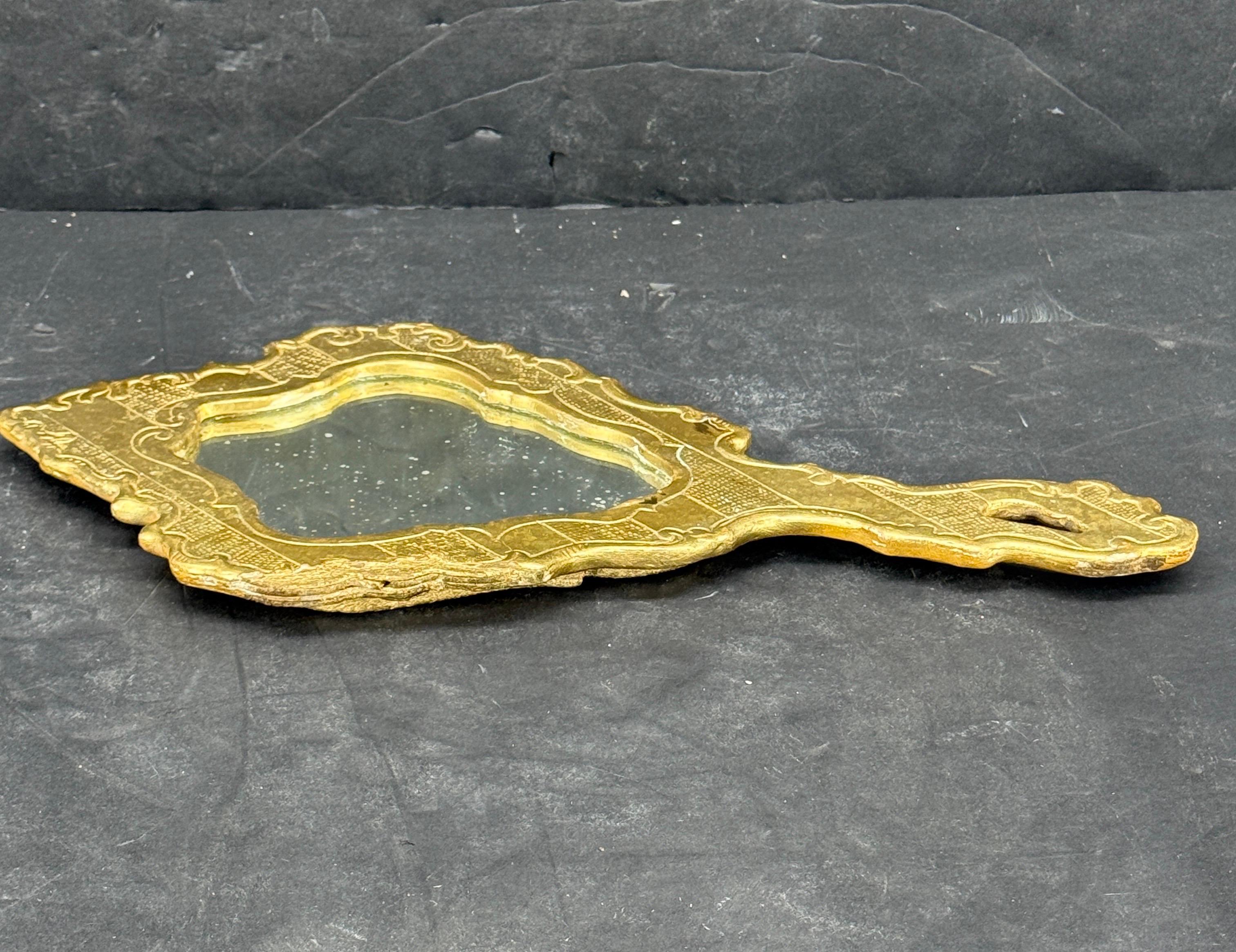 Fait main Miroir de courtoisie en bois doré Florentine, Italie du milieu du siècle en vente
