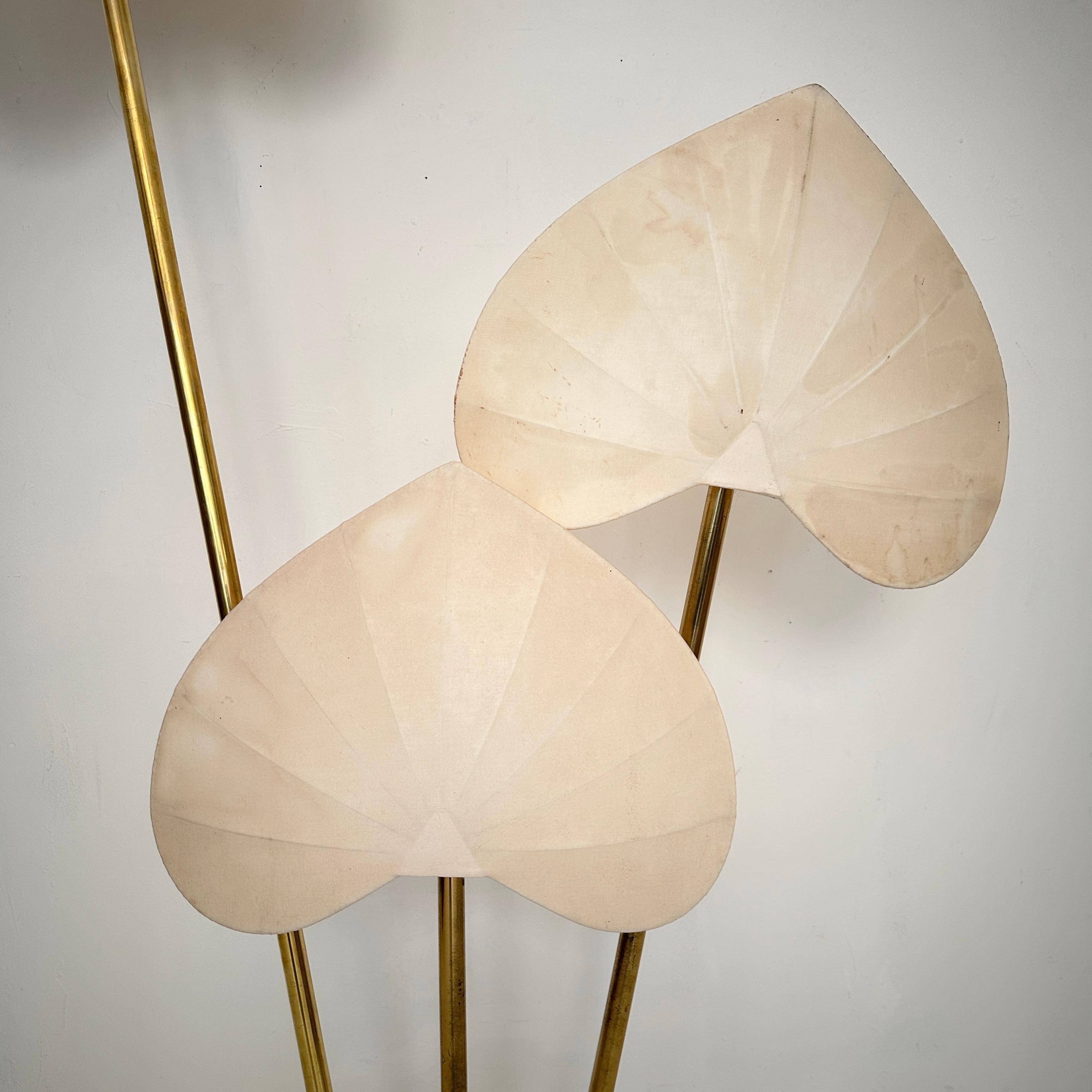 Diese auffällige italienische Blumen-Stehlampe aus der Mitte des Jahrhunderts von Antonio Pavia, die 1970 hergestellt wurde, ist ein skulpturales Statement, das Eleganz und organische Form miteinander verbindet. Mit drei unterschiedlich hohen