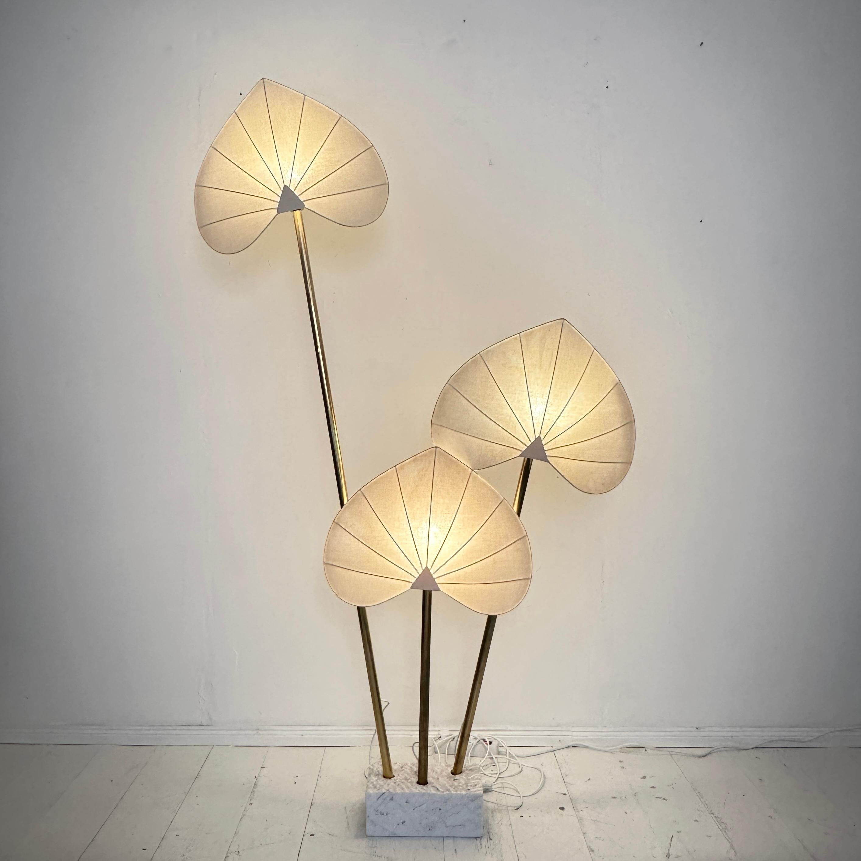Italienische Blumen-Stehlampe aus Messing und Marmor von Antonio Pavia aus der Mitte des Jahrhunderts, 1970 (Moderne der Mitte des Jahrhunderts) im Angebot