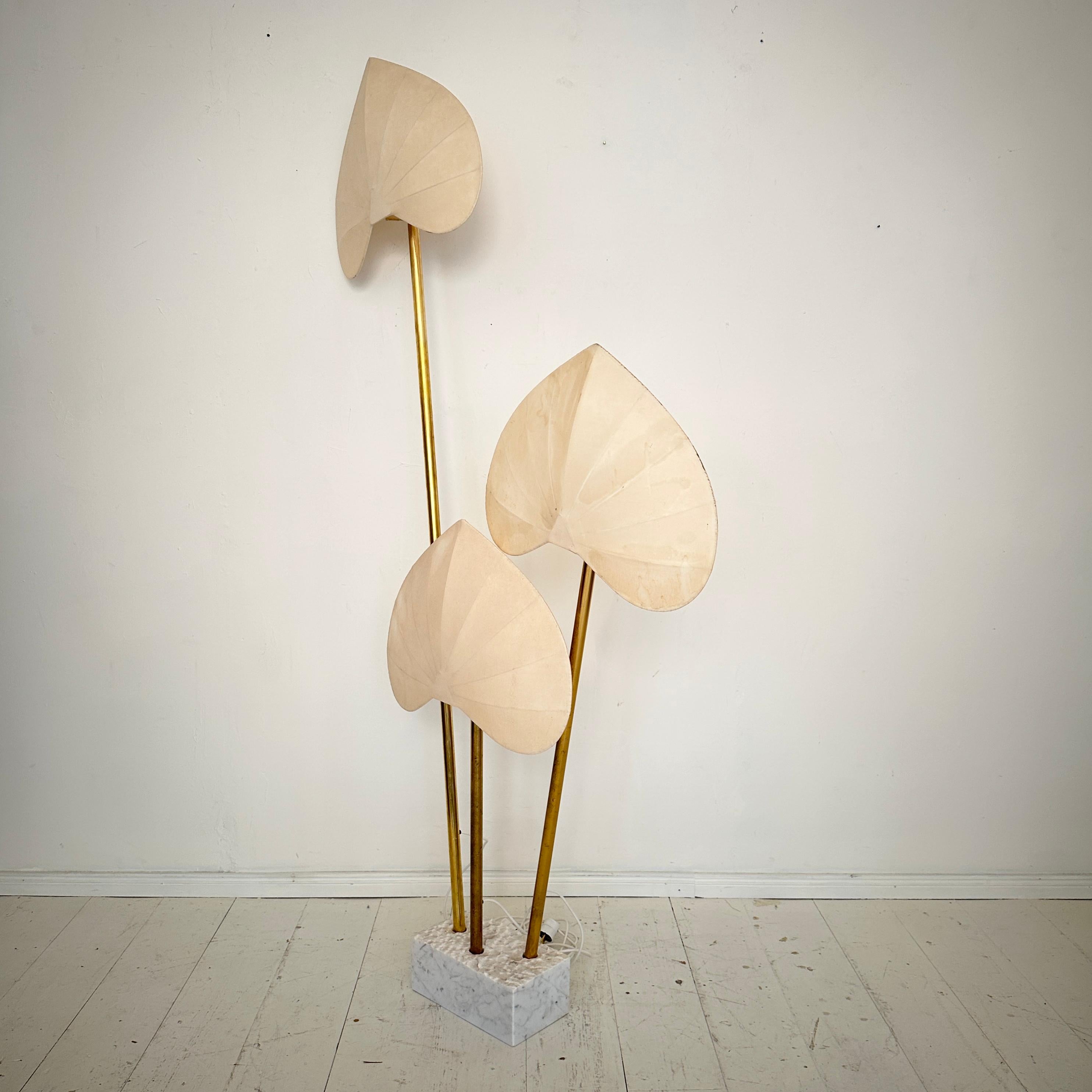 Italienische Blumen-Stehlampe aus Messing und Marmor von Antonio Pavia aus der Mitte des Jahrhunderts, 1970 (Ende des 20. Jahrhunderts) im Angebot