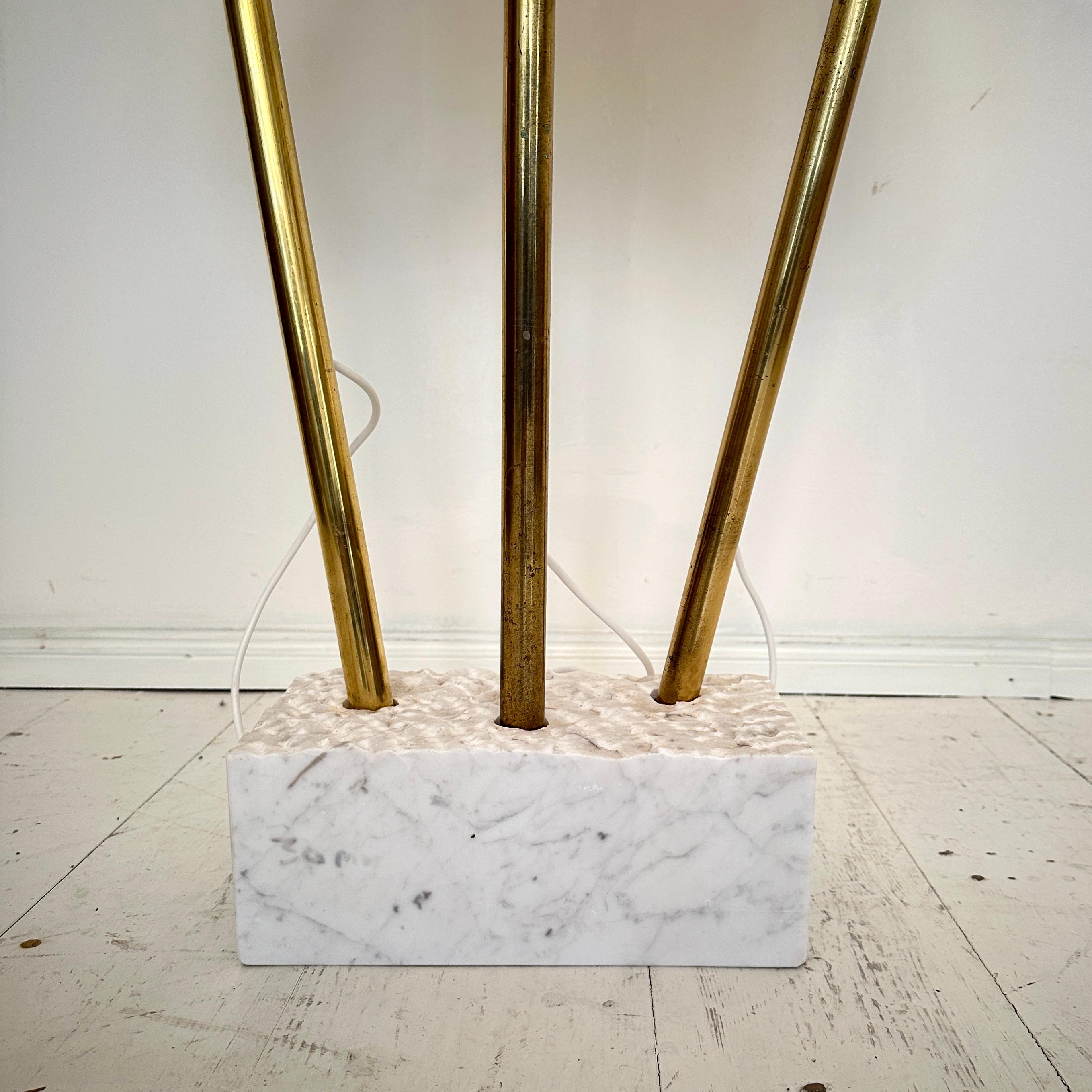 Italienische Blumen-Stehlampe aus Messing und Marmor von Antonio Pavia aus der Mitte des Jahrhunderts, 1970 im Angebot 1