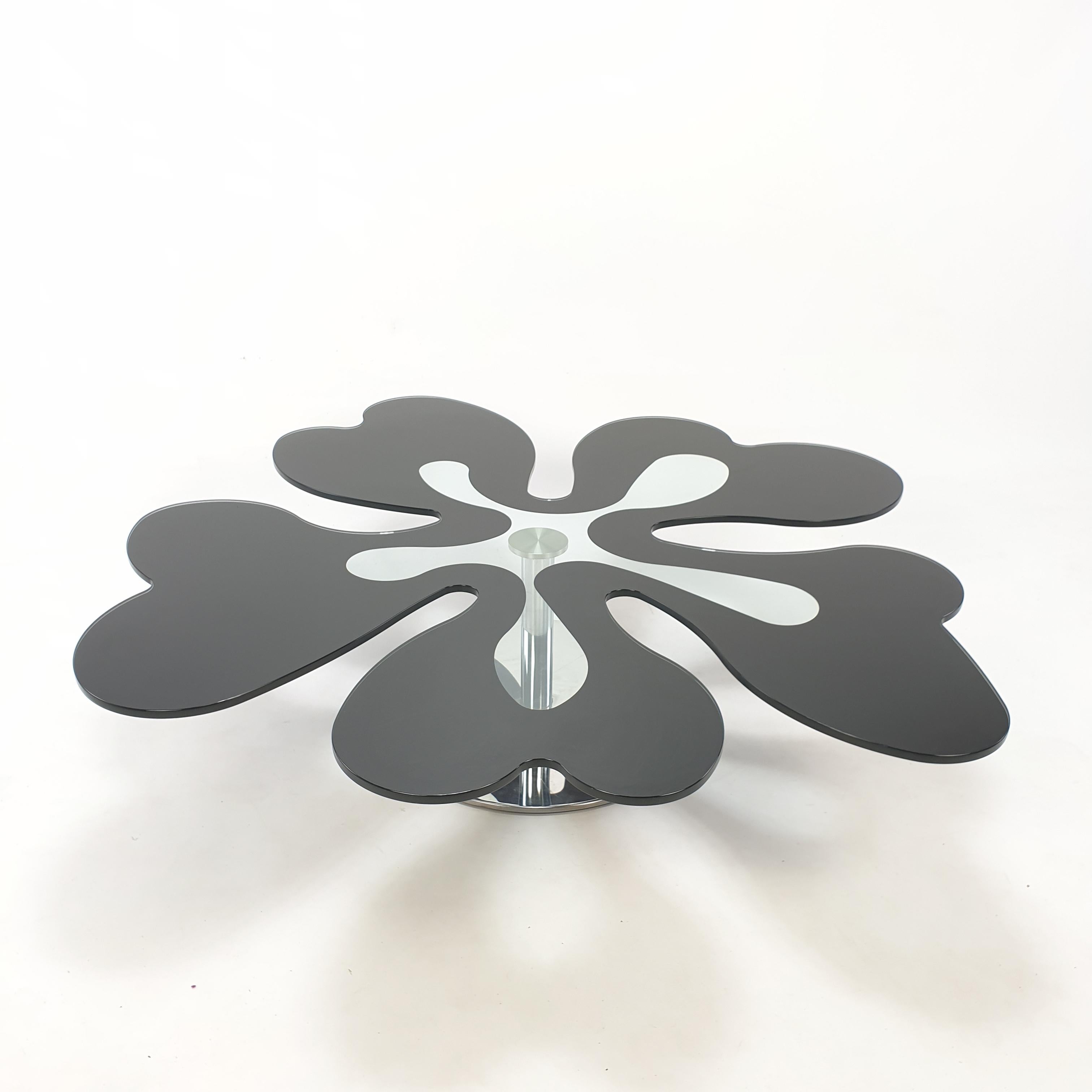 Stunning flowertable, made in Italy in the 80's.

This magical table is made of one piece glass and is well decorated with thin black layer. 

It is turnable on a chromed and solid round foot, so you can use it in more positions.

The foot has
