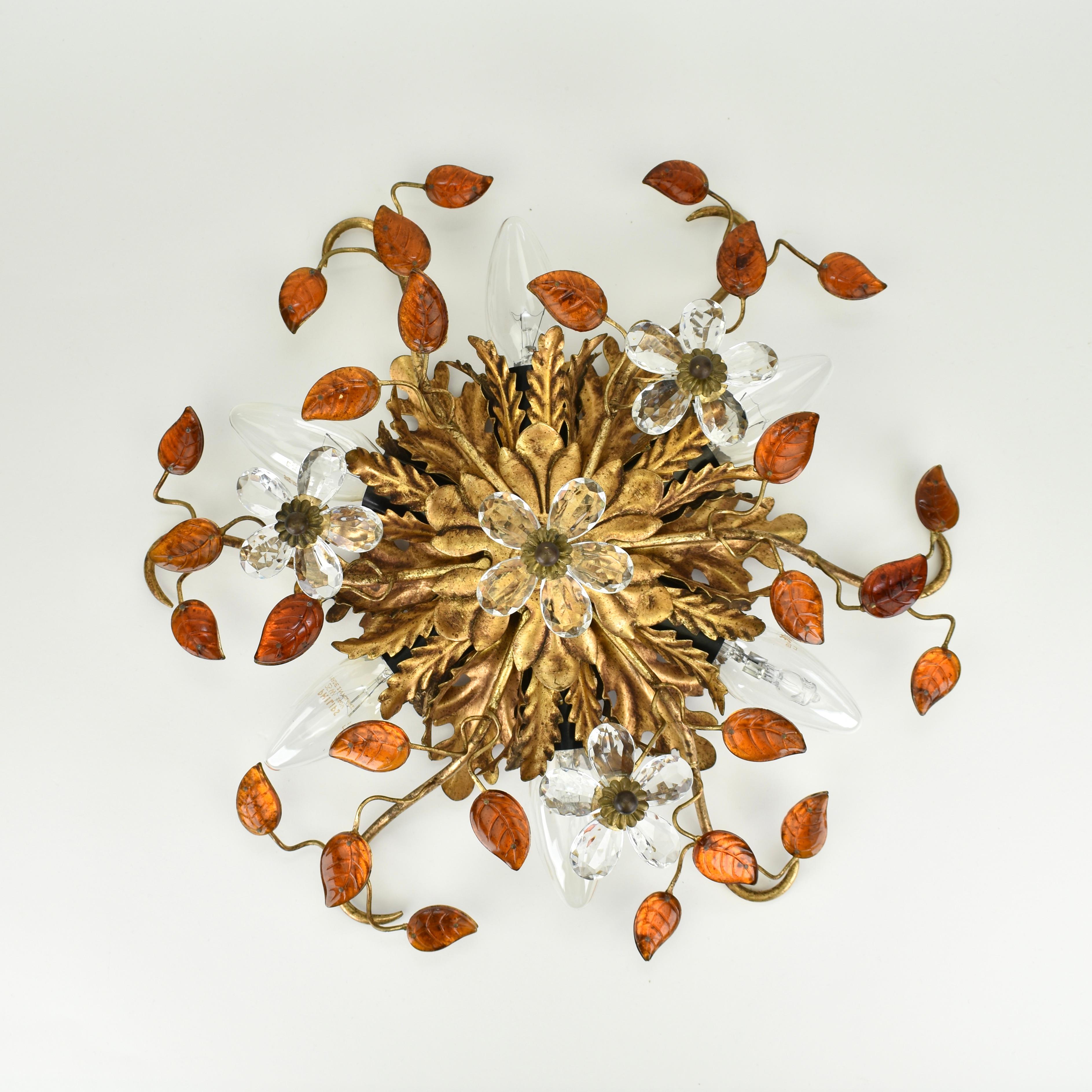 Splendida montatura da incasso dorata realizzata dall'azienda italiana Banci Firenze. Decorata con foglie di vetro arancione bruciato/rossastro e fiori di cristallo trasparente, questa lampada è un Jewell per qualsiasi interno. In ottime condizioni,