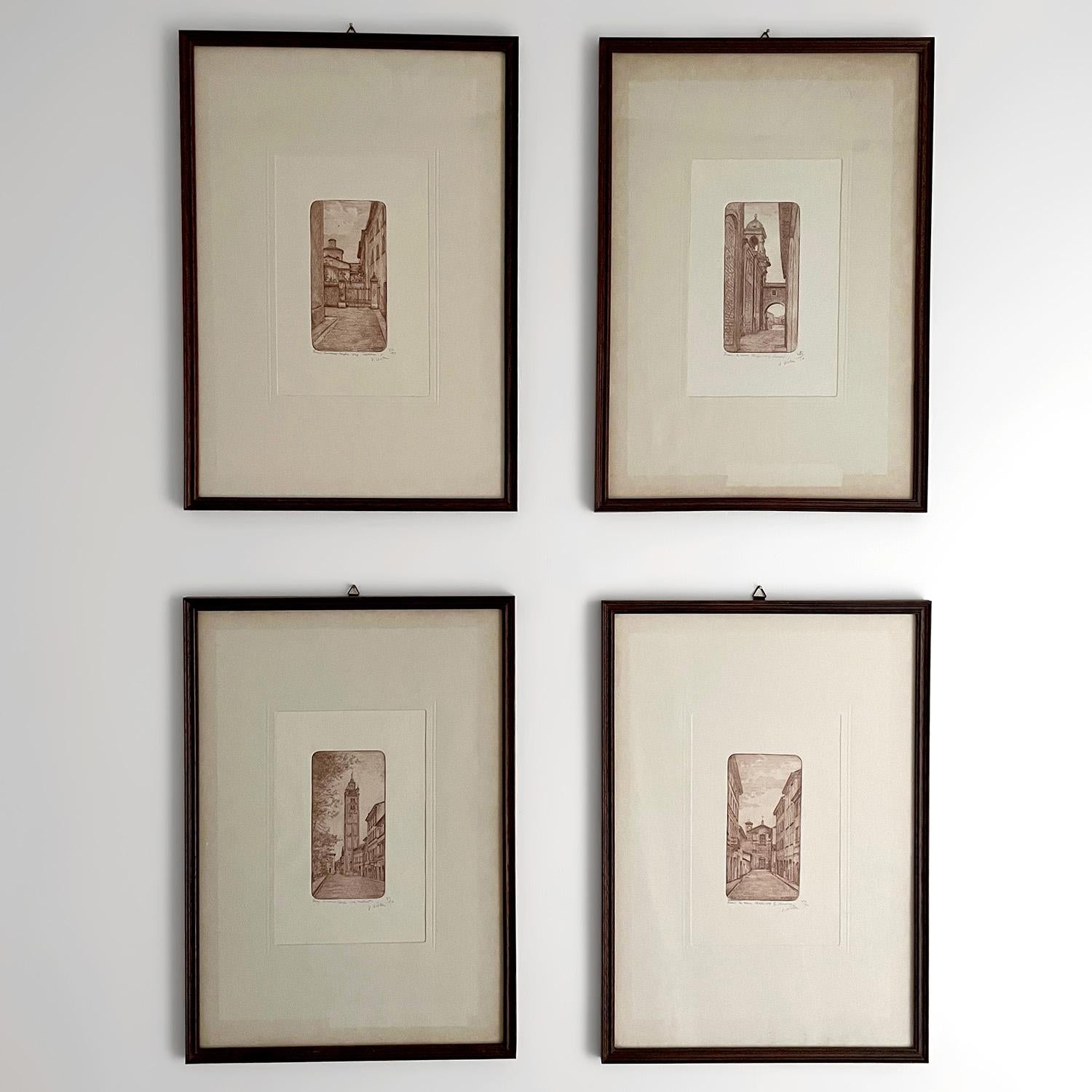 Conjunto de 4 grabados artísticos italianos
Italia, mediados de siglo
Estos grabados clásicos en tonos sepia representan la ciudad de Carpi en los años 60 y 70
Los marcos de madera maciza hechos a mano han sido reacondicionados