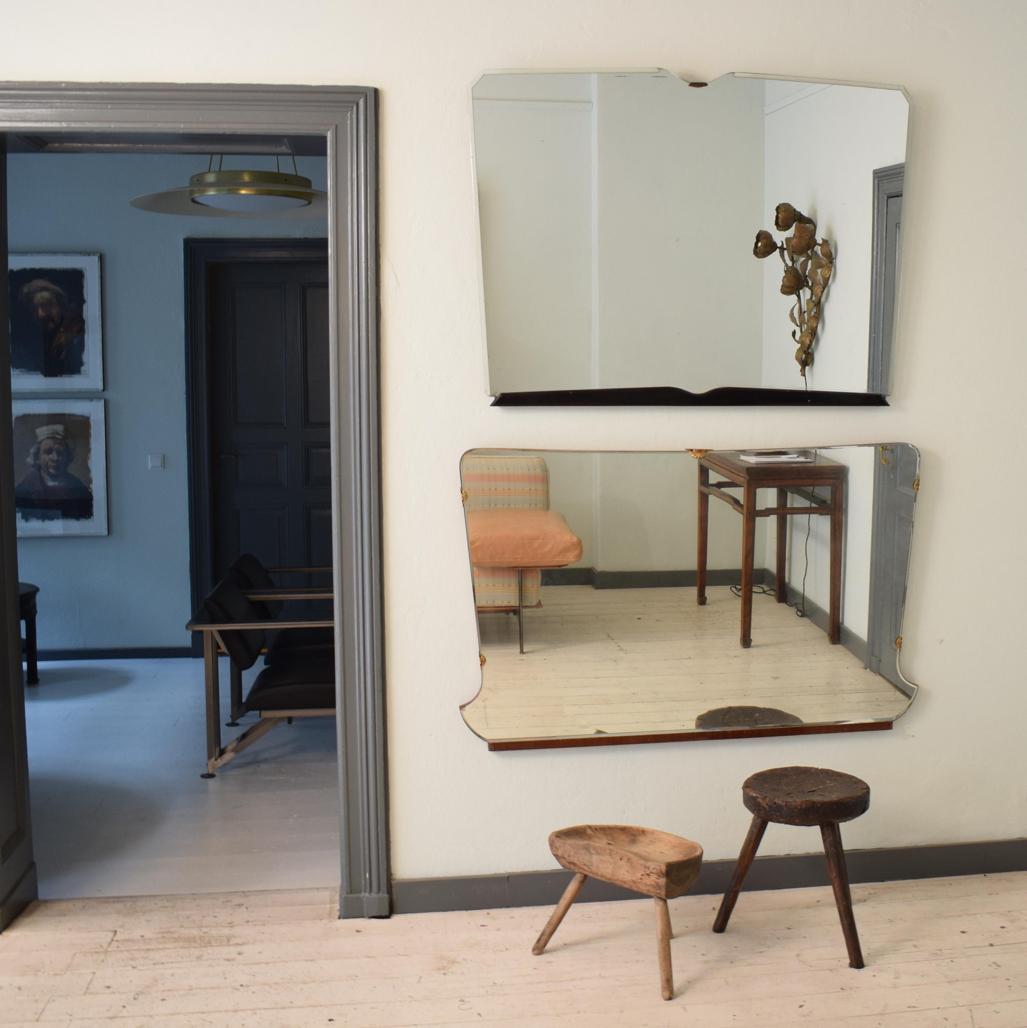 Beautiful midcentury Italian frameless mirror in original condition, circa 1950.
The original mirror glass has come very nice details. (See at the photos).

There is also a similar mirror for sale at my other listings.

A unique piece which is a