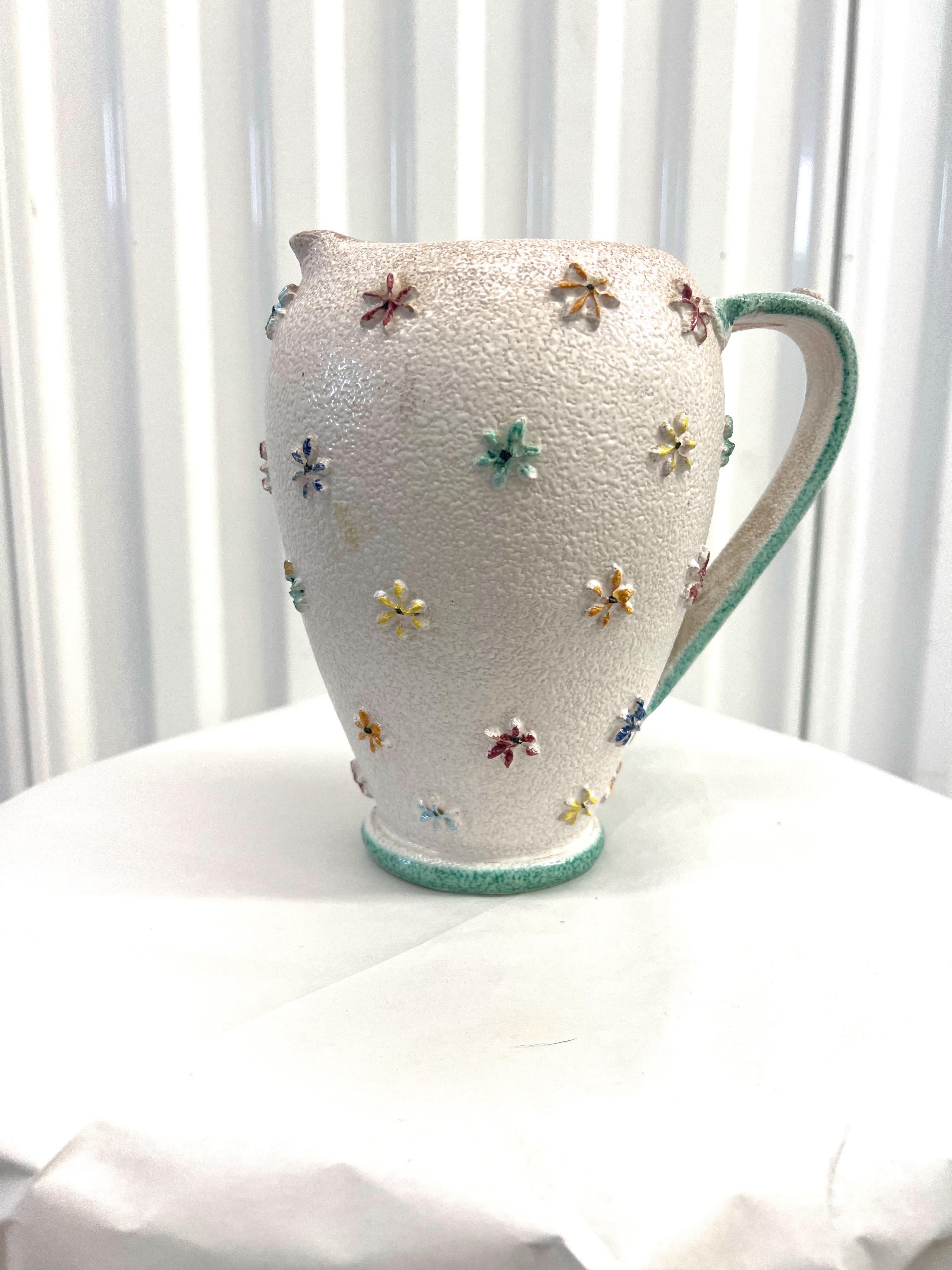 Uno splendido e femminile vaso italiano dalla texture bianca con un rilievo floreale e un manico molto interessante.  Questo pezzo è marcato 